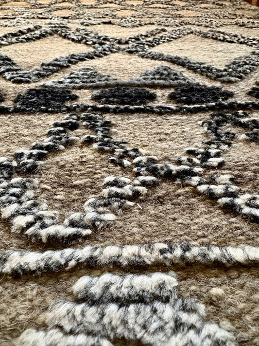 Brazil Carbon modern hand-knotted rug in a wool and viscose blend with a geometric design and 7-9mm pile. Dark grey, blue and cream. Sizes 160 x 230, 200 x 290 and 240 x 340 cm. Super angle close view.