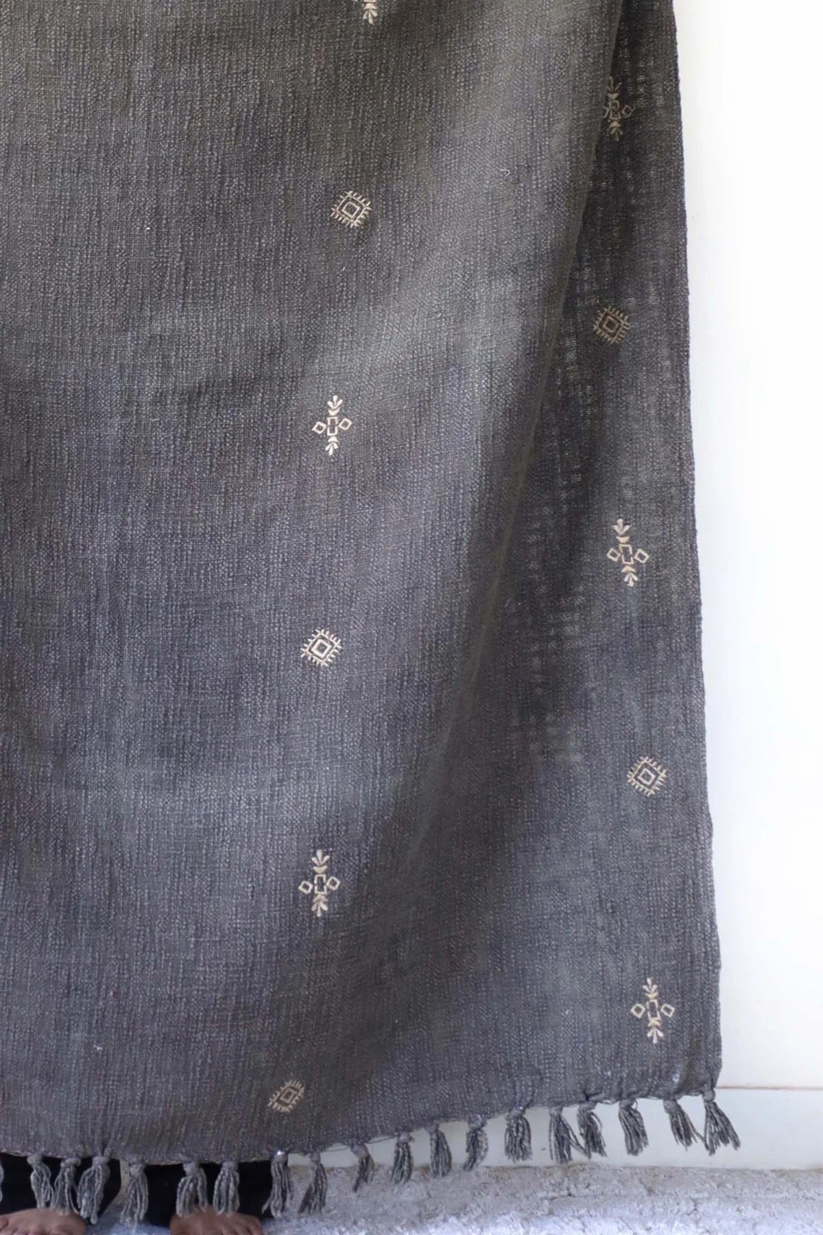 Discover the beauty of Evergreen: a vibrant, hand-woven cotton slub throw, made by talented craftsmen in India. Featuring intricate tribal designs and playful tassels, this throw adds personality to any room. Colour evergreen. Size 130 X 170. Corner.