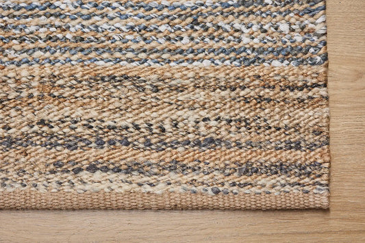 Goldfield Leo is a rug made with panja hand woven natural coloured jute. Features a 7-9mm pile height. Colour Natural with Grey and White accents. Sizes 160 x 230, 200 X 290 and 240 X 340. Corner.