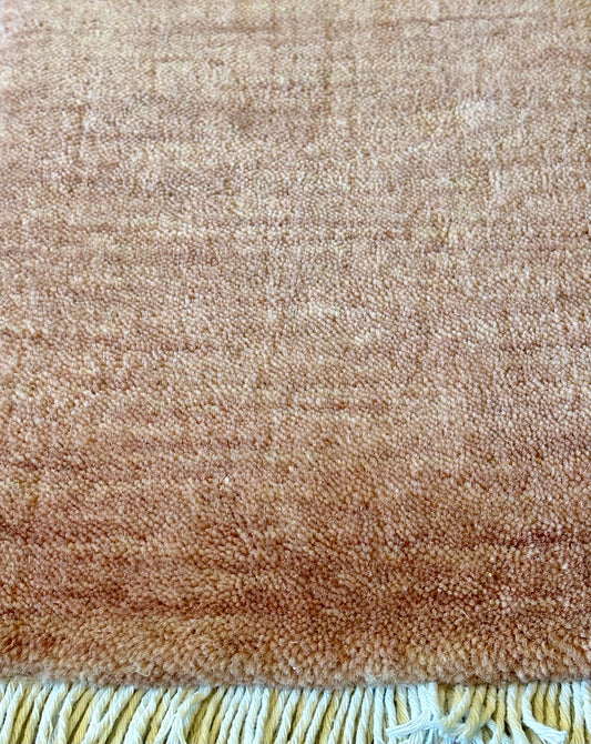 Lori Pearl is a luxurious hand loomed floor rug made of 100% wool. The wool material creates a soft texture and a smooth pile height of 16-18mm. Rich pearl with cream tassels. Sizes 160 X 230, 200 X 290, 240 X 340 and 300 X 400. Close edge.