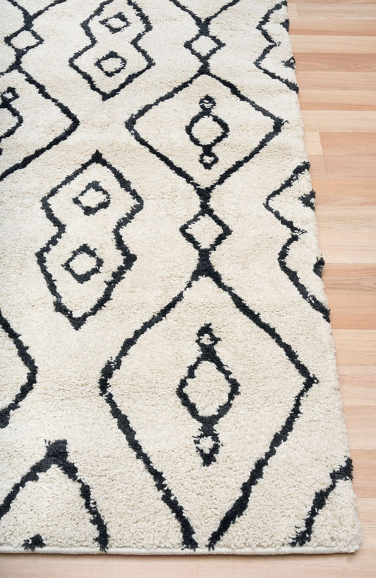 Luana Ivory Charcoal 8020 is a machine made polypropylene rug. It features a shaggy pile with a moroccan boho inspired design. Colours Ivory with a charcoal moroccan inspired diamond pattern. Sizes 160 X 230, 200 X 290, 240 X 320 and 300 X 390. Corner.