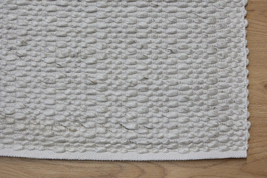 Oxford Ice is a hand-braided rug with a contemporary design. Crafted with wool and polyester for a textured feel, the rug has a pile height of 7-9mm. Colour White with slight brownish accents. Sizes 160 X 230, 200 X 290, 240 X 340. Corner.