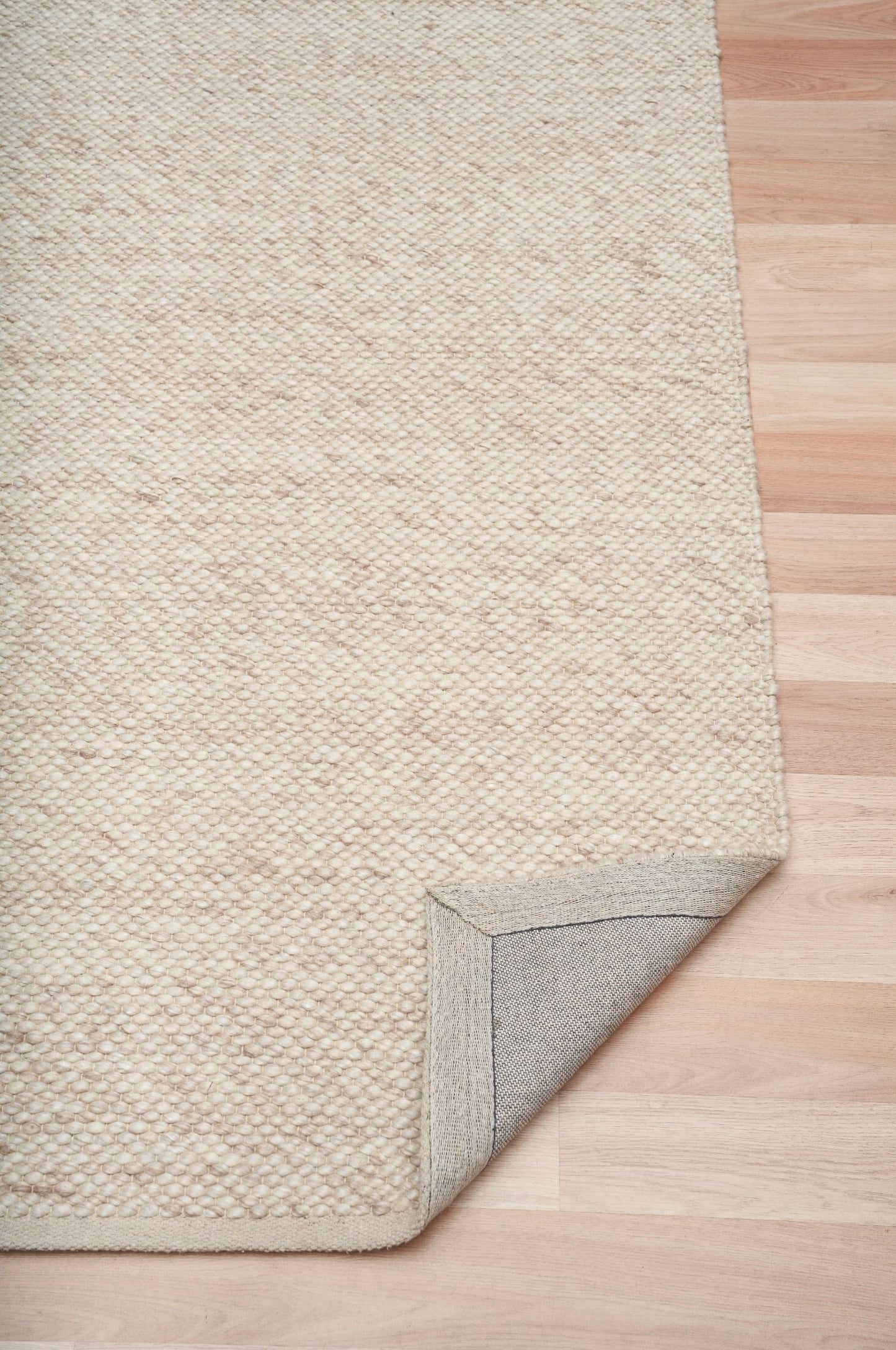 Park Lane Beige is a contemporary hand woven flatweave rug. Made from 80% New Zealand Wool and 20% polyester for a soft and slightly textured feel. Colour Beige. Sizes 155 X 225, 200 X 290, 240 X 320 and 300 X 400. Fold.