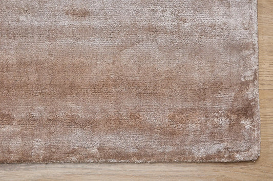 Tempo Brown is a hand-loomed and hand tufted rug. Crafted with bamboo silk, it offers medium texture and has a pile height of 10-12mm. Colour light brown. Sizes 160 X 230, 200 X 290 and 240 X 340. Corner.