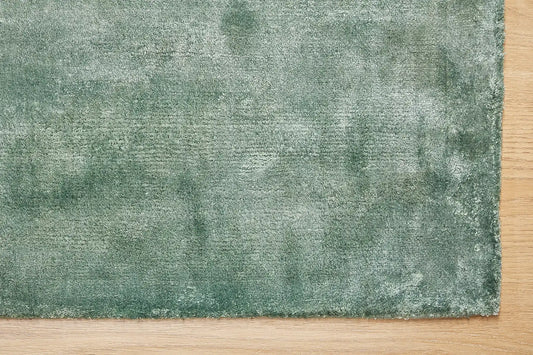Tempo Green is a hand-loomed and hand tufted rug. Crafted with bamboo silk, it offers medium texture and has a pile height of 10-12mm. Colour jade green. Sizes 160 X 230, 200 X 290 and 240 X 340. Corner.