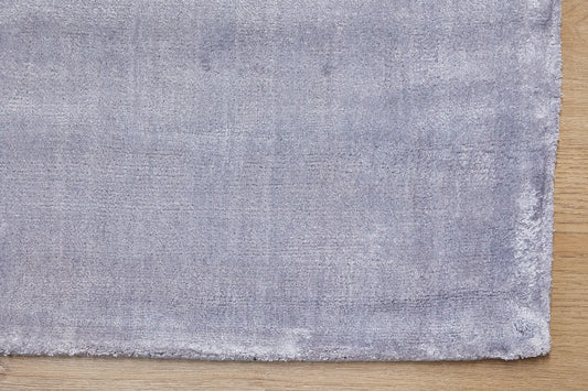 Tempo Grey is a hand-loomed and hand tufted rug. Crafted with bamboo silk, it offers medium texture and has a pile height of 10-12mm. Colour light grey. Sizes 160 X 230, 200 X 290 and 240 X 340. Corner.