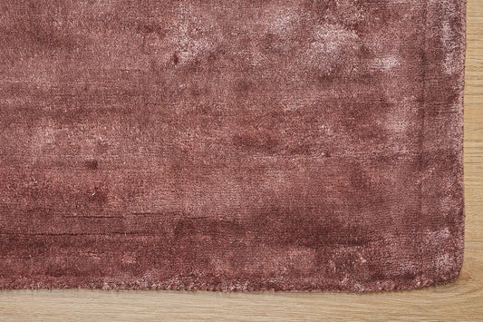 Tempo Tobacco is a hand-loomed and hand tufted rug. Crafted with bamboo silk, it offers medium texture and has a pile height of 10-12mm. Colour golden red. Sizes 160 X 230, 200 X 290 and 240 X 340. Corner.