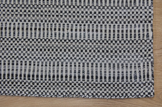 Tulip Black is a contemporary rug crafted with a blend of wool and bamboo silk for a soft, medium-textured look. Its boasts a pile height of 10-12mm. Colour black and white. Sizes 160 X 230, 200 X 290 and 240 X 340. Corner.