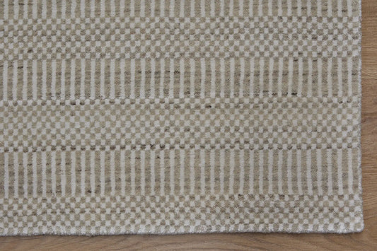 Tulip Ivory is a contemporary rug crafted with a blend of wool and bamboo silk for a soft, medium-textured look. Its boasts a pile height of 10-12mm. Colour Light Grey and Ivory Beige. Sizes 160 X 230, 200 X 290 and 240 X 340. Corner.