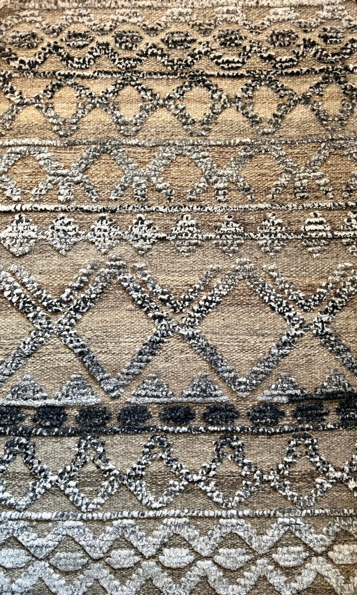 Brazil Carbon modern hand-knotted rug in a wool and viscose blend with a geometric design and 7-9mm pile. Dark grey, blue and cream. Sizes 160 x 230, 200 x 290 and 240 x 340 cm. Top close view.