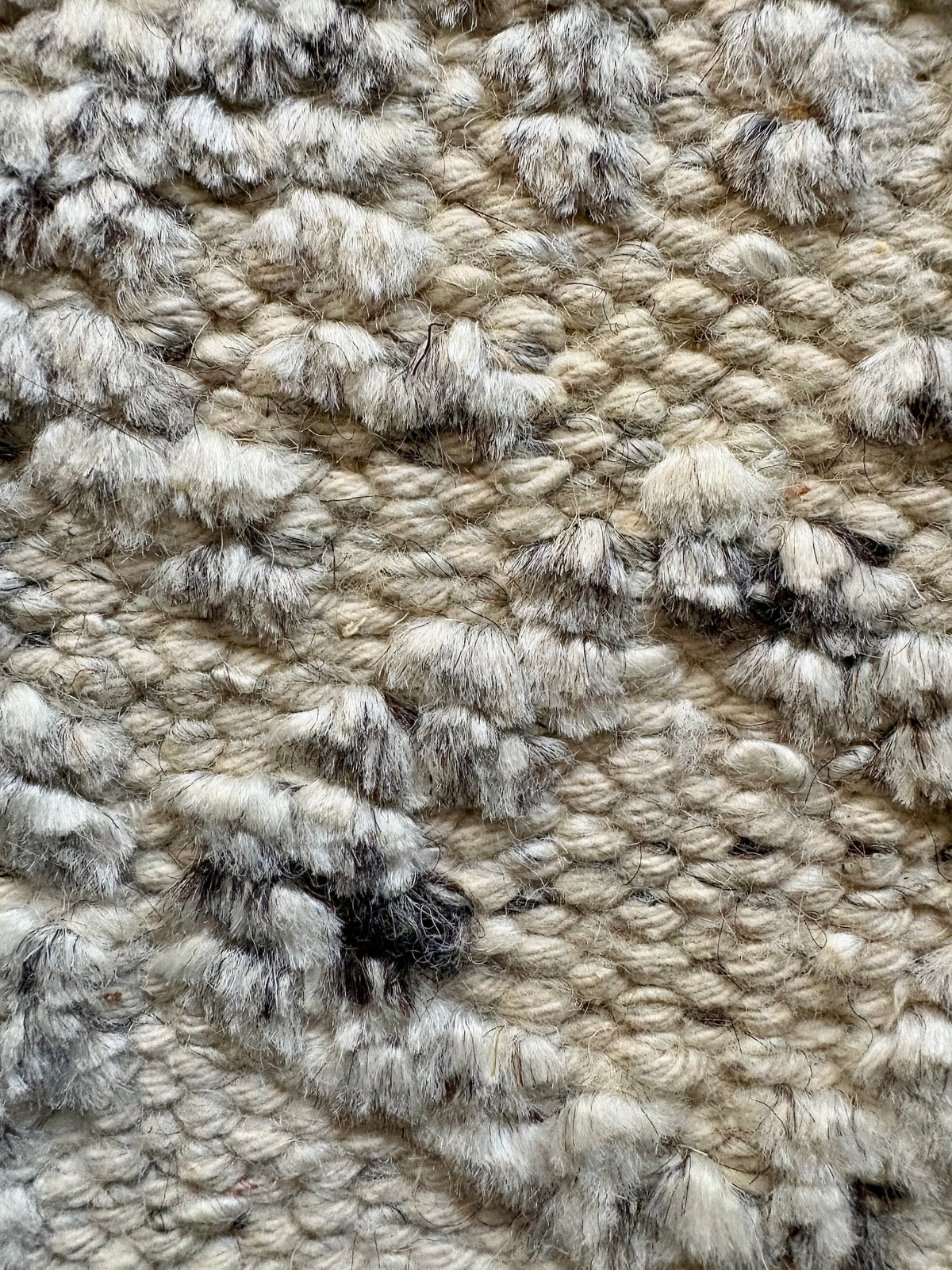Brazil Frost modern hand-knotted rug in a wool and viscose blend with a geometric design and 7-9mm pile. White with light grey and dark grey accents. Sizes 160 x 230, 200 x 290 and 240 x 340 cm. Super close view.