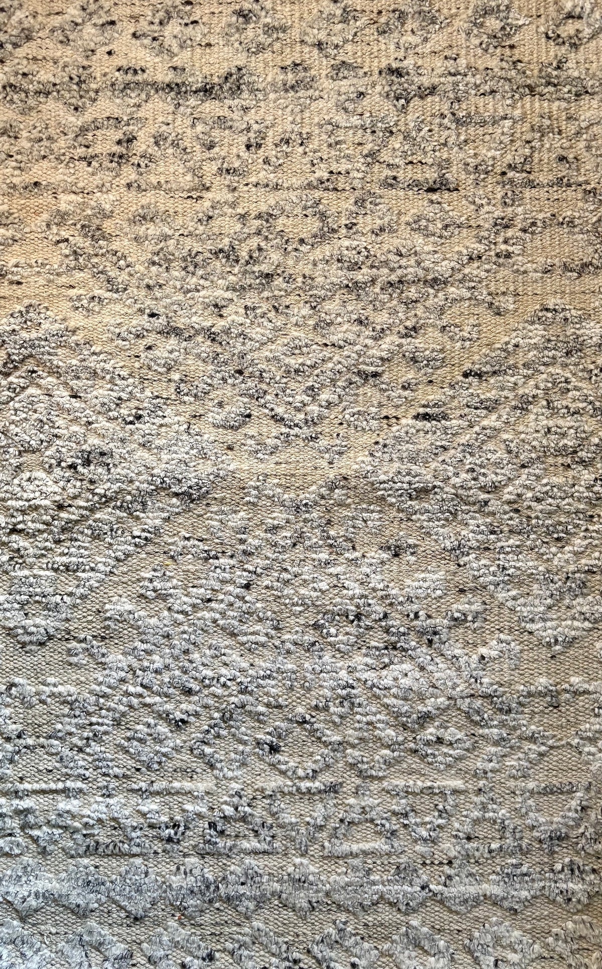 Brazil Frost modern hand-knotted rug in a wool and viscose blend with a geometric design and 7-9mm pile. White with light grey and dark grey accents. Sizes 160 x 230, 200 x 290 and 240 x 340 cm. Close view.