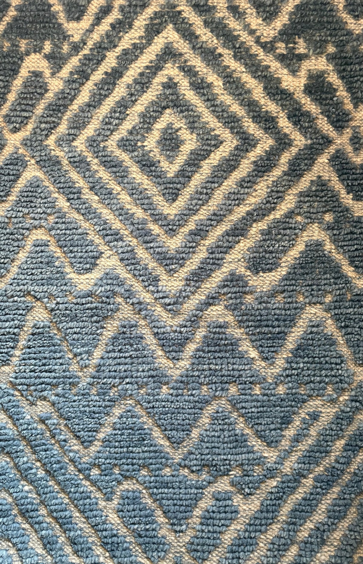 Brazil Sky modern hand-knotted rug in a wool and viscose blend with a geometric design and 7-9mm pile. Blue with light grey accents. Sizes 160 x 230, 200 x 290 and 240 x 340 cm. Top close view.