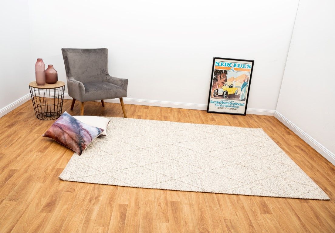 Colombo Light Grey is a textured hand woven rug. Made from 80% wool and 20% polyester, it features a braided diamond pattern for an extra textured feel.  Colour Light Grey.  Sizes 155 X 225, 200 X 290, 240 X 320 and 300 X 400. Life.