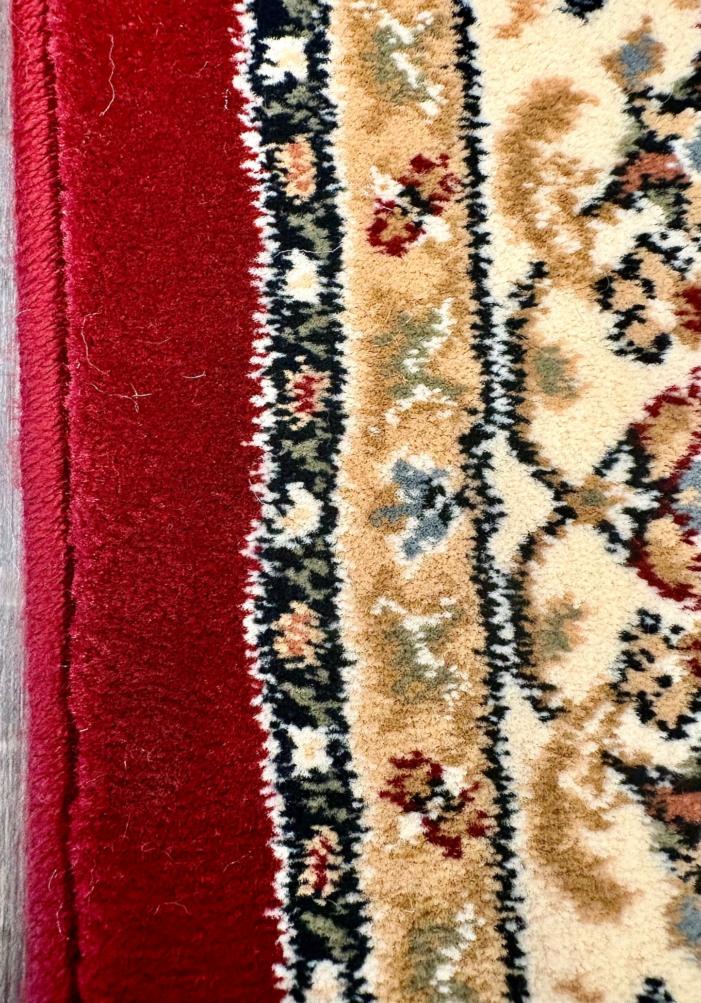 The Davinci Isfahan Red Persian Rug. Machine made and expertly crafted from durable heat-set polypropylene. Features a timeless traditional Persian design. Colours, reds, beiges, blues, greys. 4 sizes. Side close.