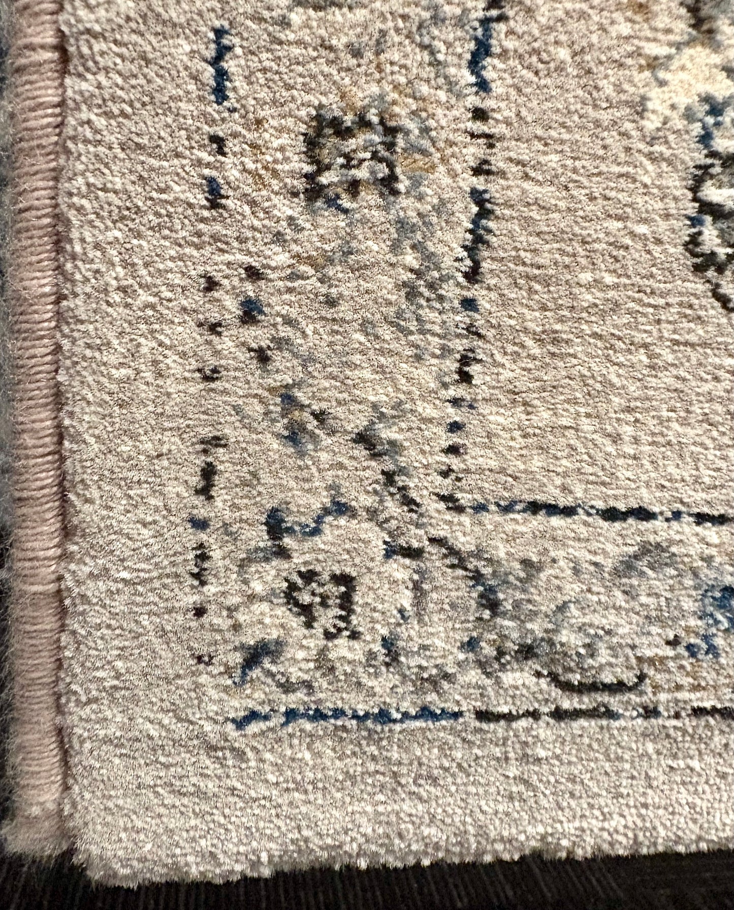 The Davinci Kashan Light Grey Persian Rug. Machine made and crafted from durable heat-set polypropylene. The classic Persian design will elevate your home decor. Colours, Greys. 4 Sizes. Corner.