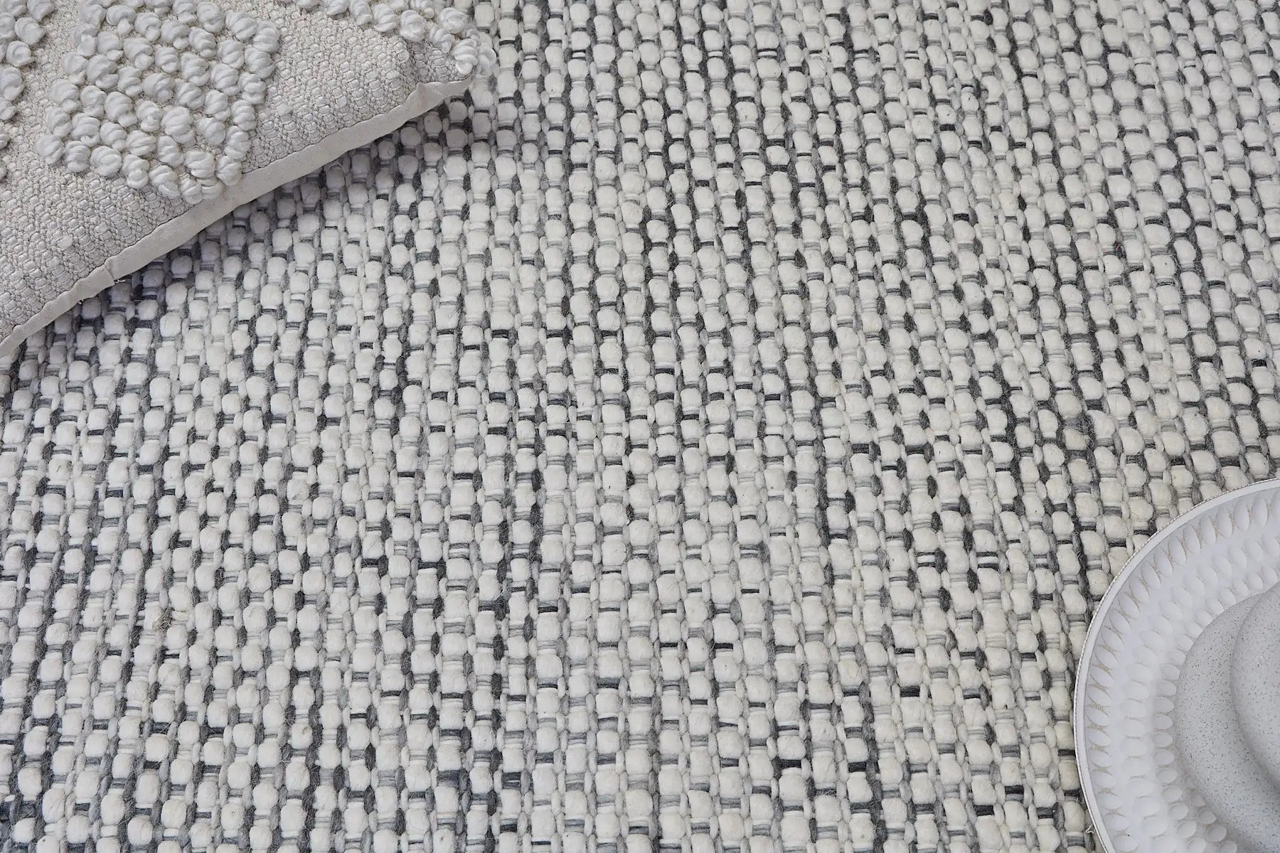 Fancy Grey is a hand braided wool rug with a sumptuous 12-14mm medium pile height. Colours White with greyish accents. Sizes 160 X 230, 200 X 290, 240 X 340 and 290 X 390. Life.