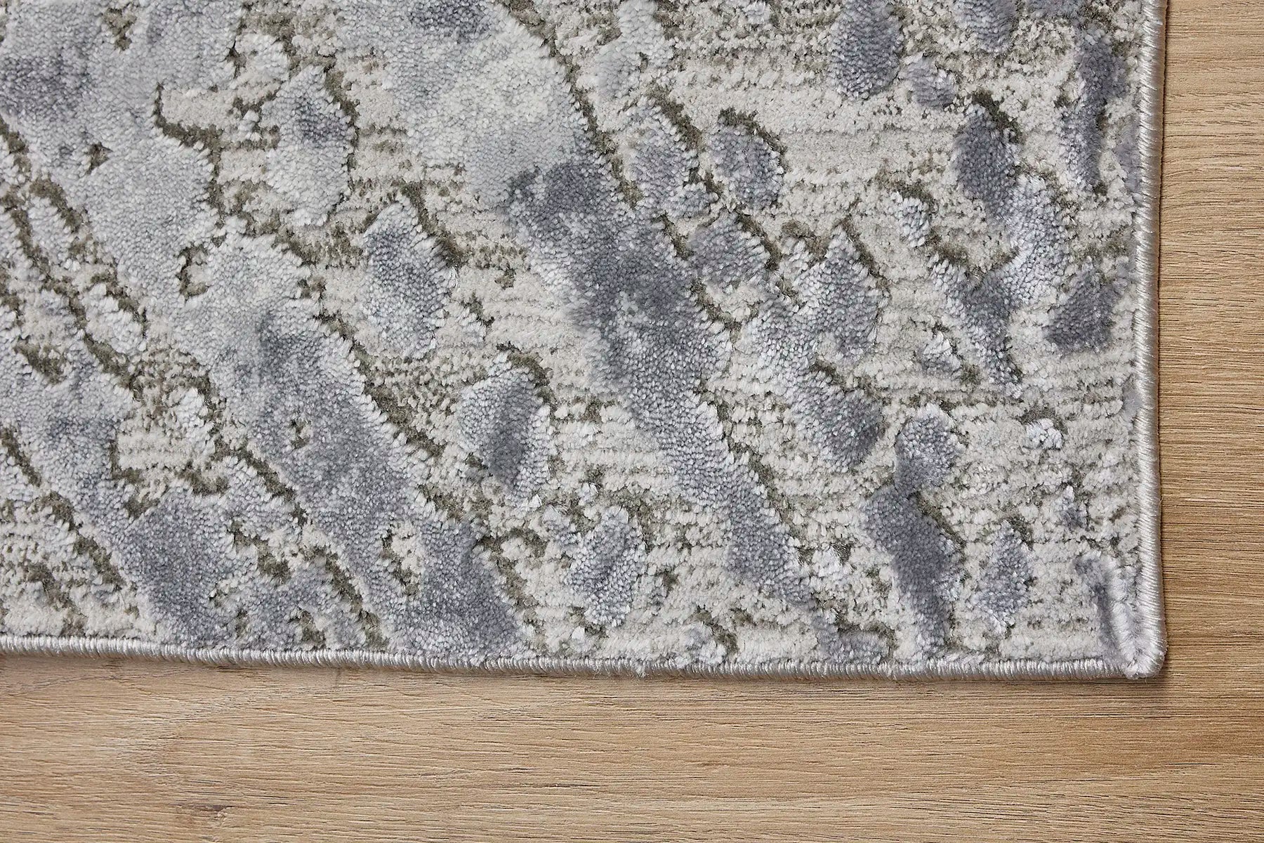 France Platinum is a machine made rug. Its design boasts a modern/contemporary feel. Crafted from Polyester, with a low-profile 7-9mm pile height. Colours, Light Grey, White and Grey tones. Sizes 160 X 230, 200 X 290, 240 X 340 and 300 X 400. Corner.