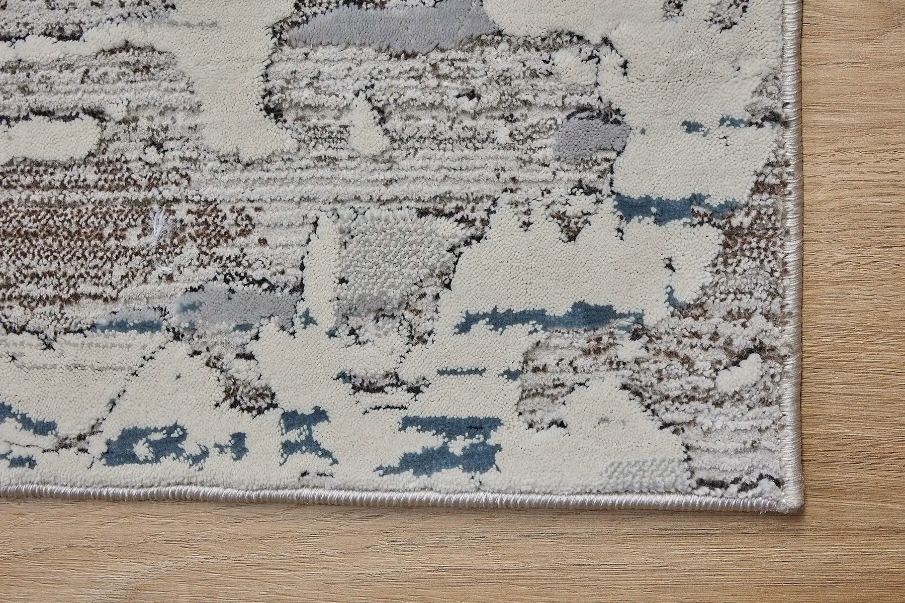 France Silver is a machine made rug. Its design boasts a modern/contemporary feel. Crafted from Polyester, with a low-profile 7-9mm pile height. Colours, Light Grey, White and Grey tones. Sizes 160 X 230, 200 X 290, 240 X 340 and 300 X 400. Corner.