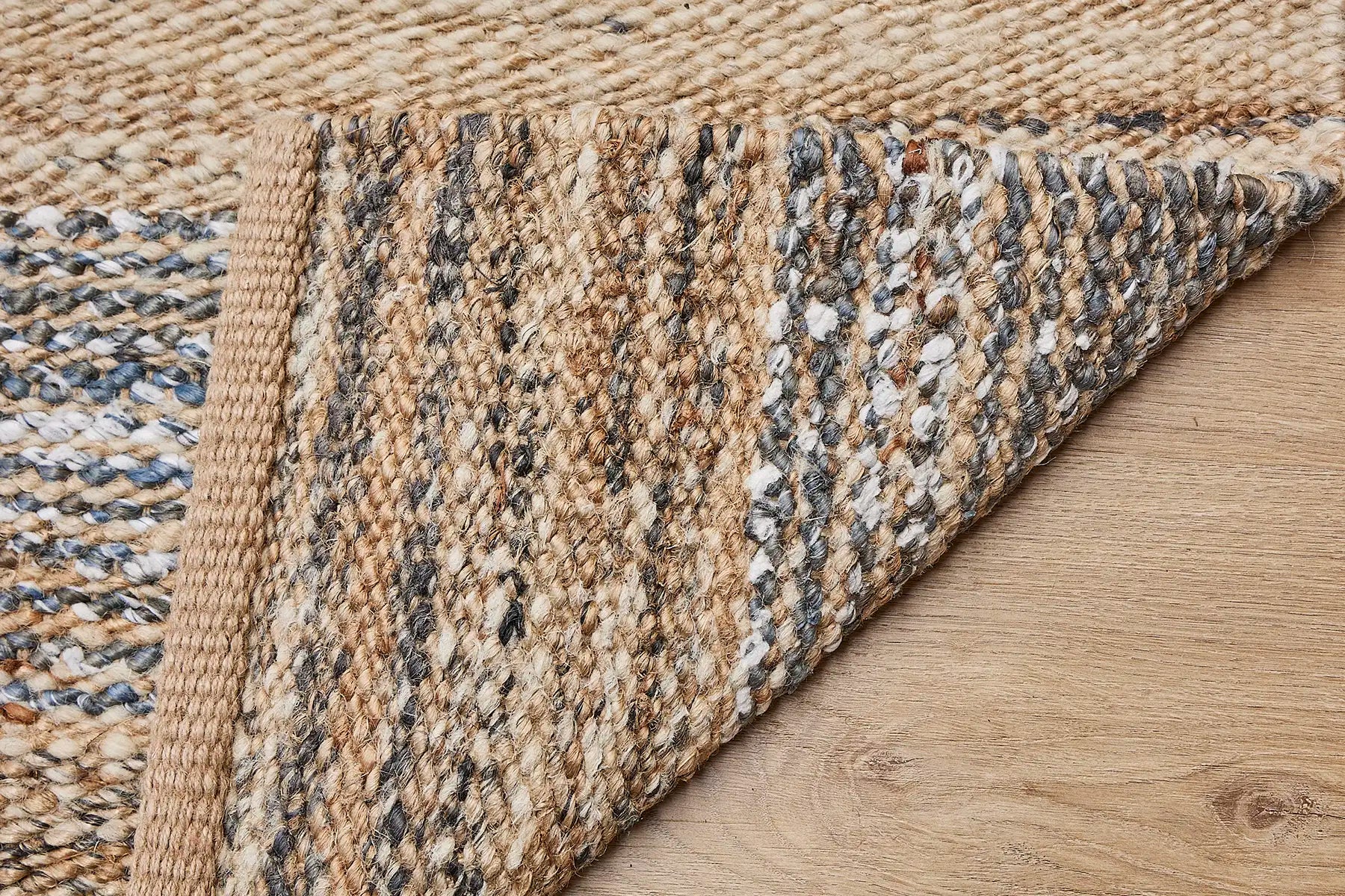 Goldfield Leo is a rug made with panja hand woven natural coloured jute. Features a 7-9mm pile height. Colour Natural with Grey and White accents. Sizes 160 x 230, 200 X 290 and 240 X 340. Fold.