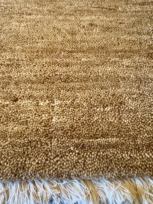 Lori Camel is a luxurious hand loomed floor rug made of 100% wool. The wool material creates a soft texture and a smooth pile height of 16-18mm. Colour beige, brown accents. Sizes 160 X 230, 200 X 290, 240 X 340 and 300 X 400. Close Edge.