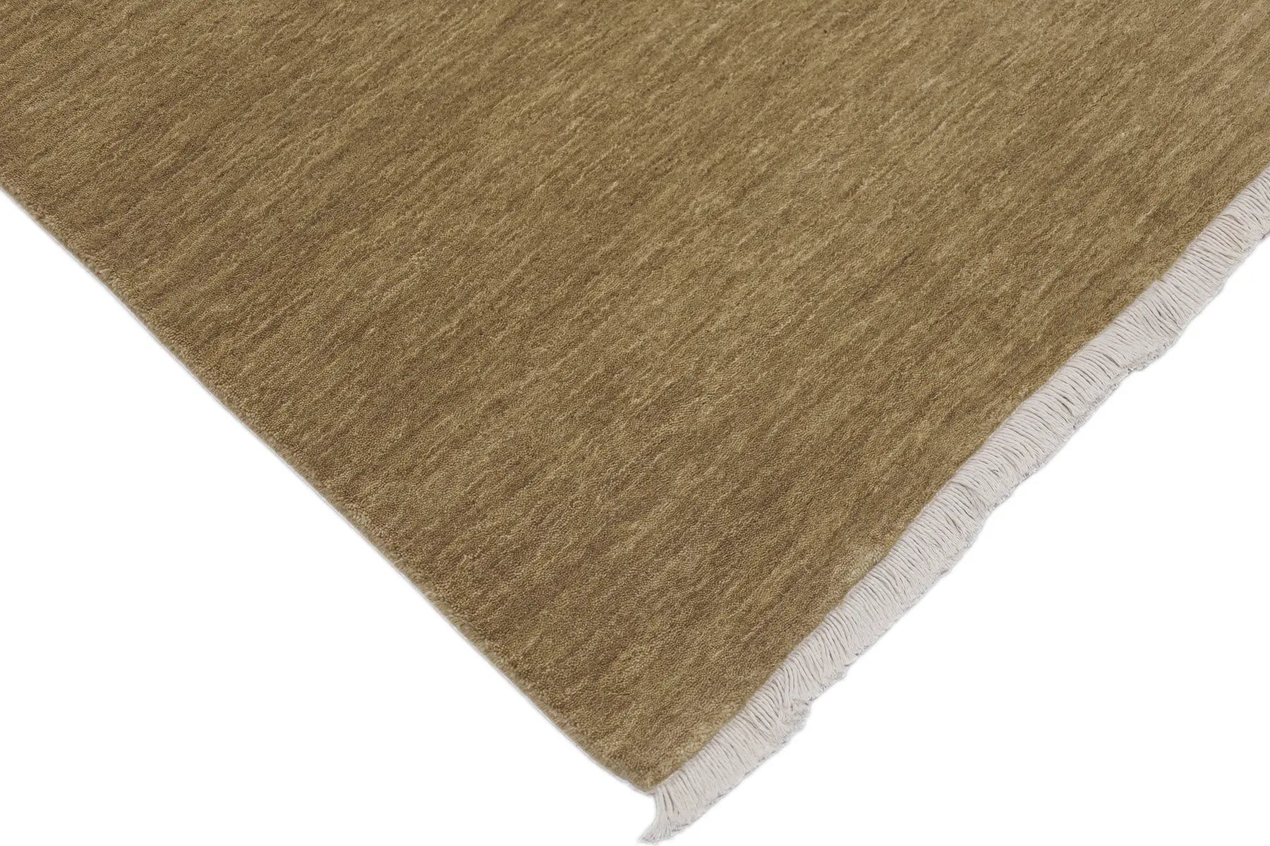 Lori Camel is a luxurious hand loomed floor rug made of 100% wool. The wool material creates a soft texture and a smooth pile height of 16-18mm. Colour beige, brown accents. Sizes 160 X 230, 200 X 290, 240 X 340 and 300 X 400. Corner.
