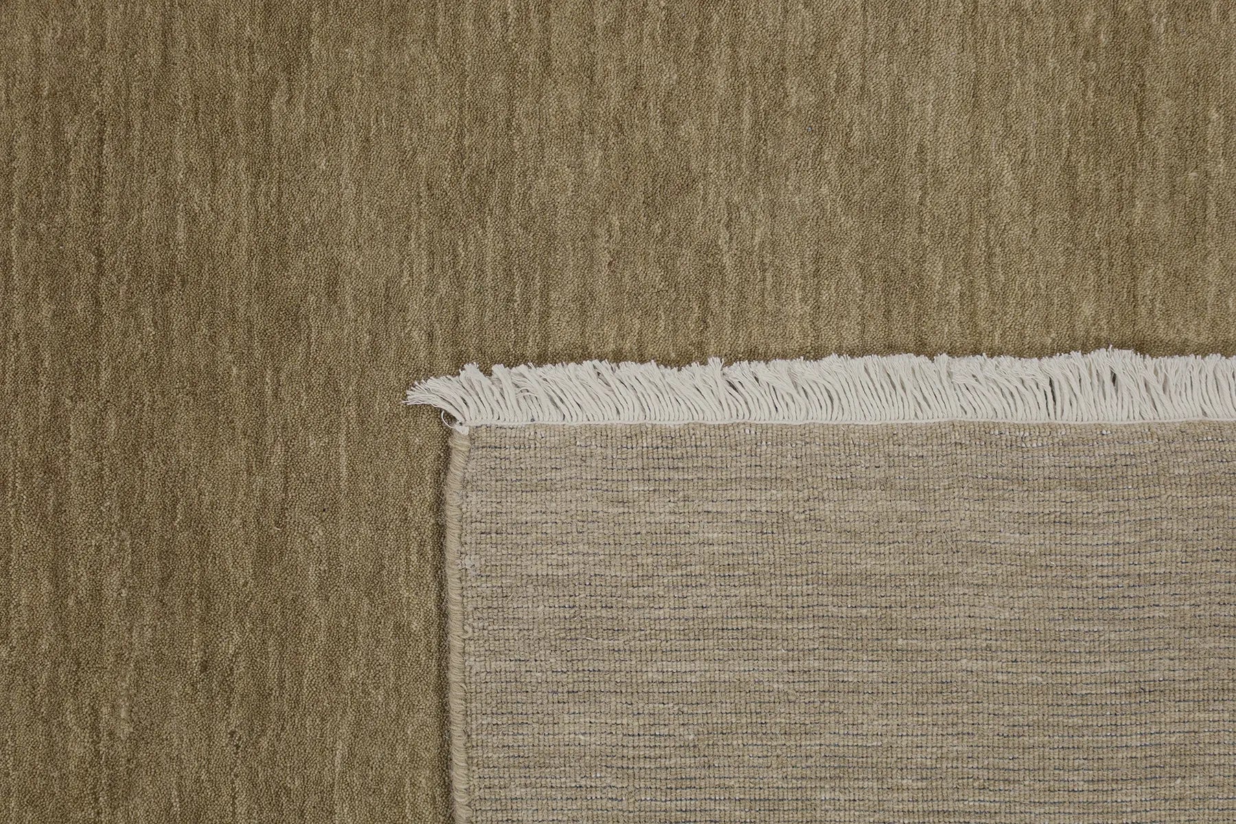 Lori Camel is a luxurious hand loomed floor rug made of 100% wool. The wool material creates a soft texture and a smooth pile height of 16-18mm. Colour beige, brown accents. Sizes 160 X 230, 200 X 290, 240 X 340 and 300 X 400. Fold.