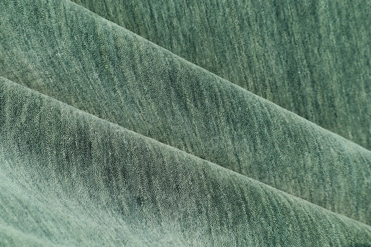 Lori Green is a luxurious hand loomed floor rug made of 100% wool. The wool material creates a soft texture and a smooth pile height of 16-18mm. Colour forrest green with cream tassels. Sizes 160 X 230, 200 X 290, 240 X 340 and 300 X 400. Roll.