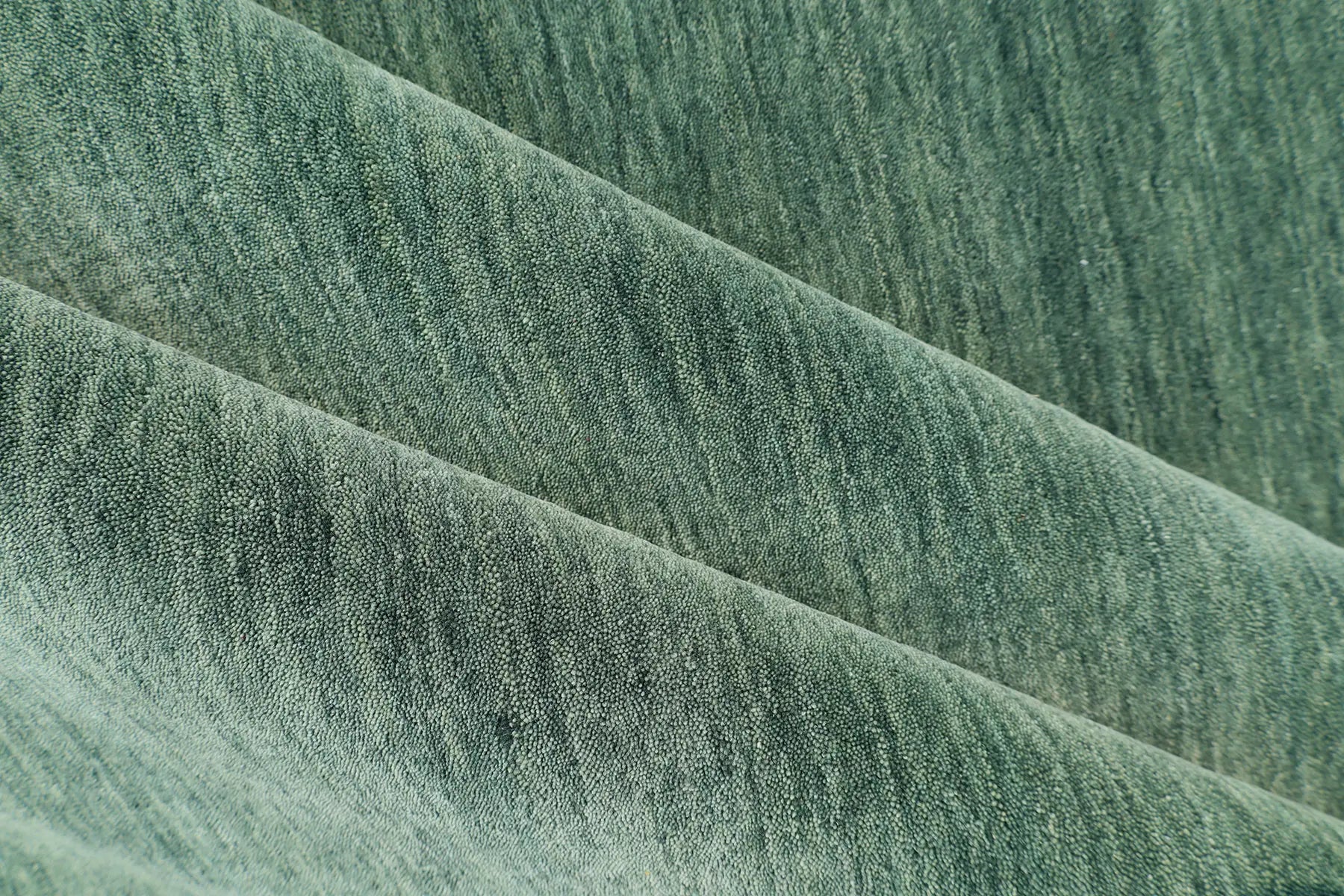 Lori Green is a luxurious hand loomed floor rug made of 100% wool. The wool material creates a soft texture and a smooth pile height of 16-18mm. Colour forrest green with cream tassels. Sizes 160 X 230, 200 X 290, 240 X 340 and 300 X 400. Roll.