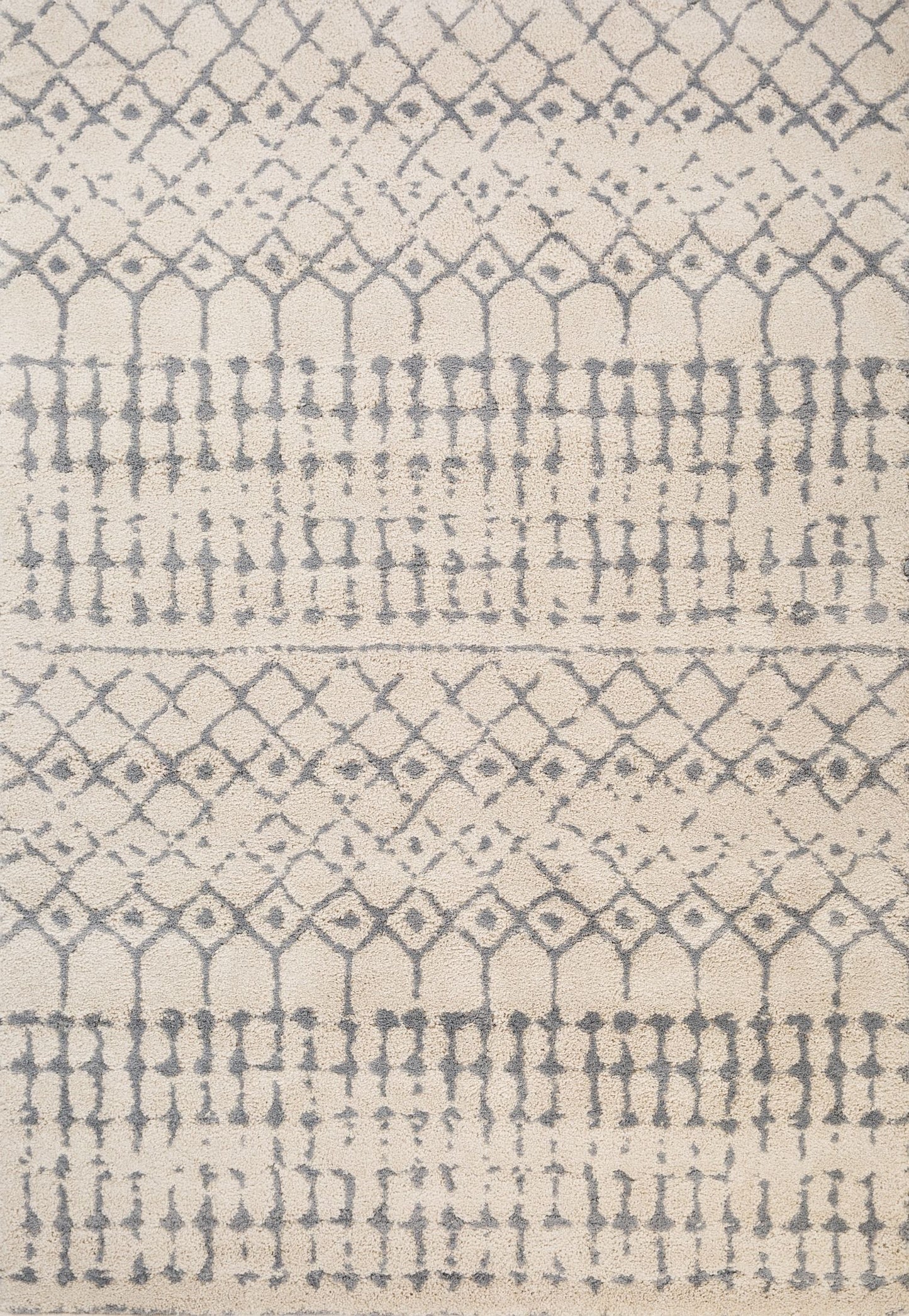Luana Ivory Grey 71 is a machine made polypropylene rug.  It features a shaggy pile with a moroccan boho inspired design. Colours Ivory with grey moroccan inspired patterns. Sizes 160 X 230, 200 X 290, 240 X 320 and 300 X 390. Full.