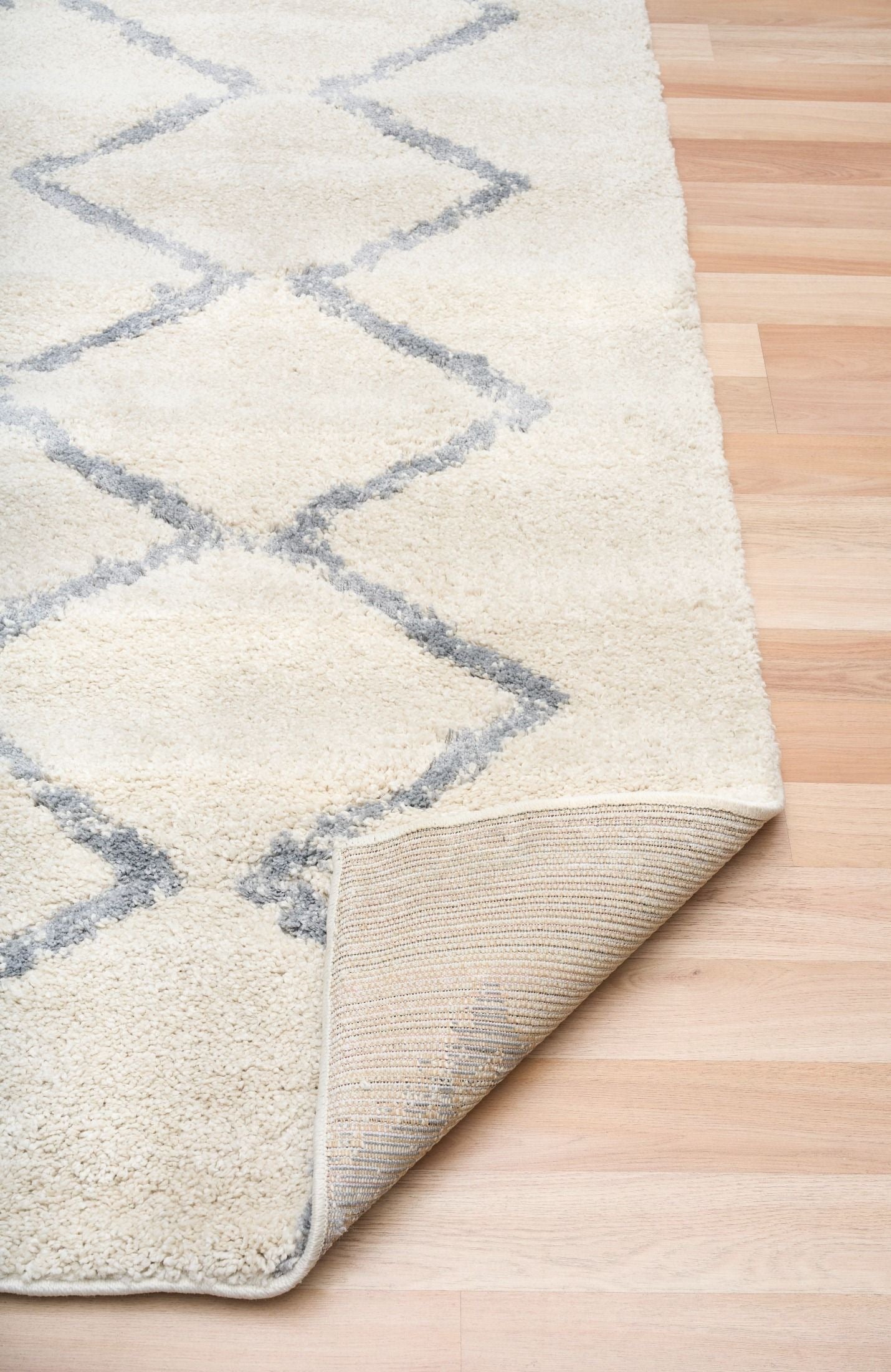 Luana Classic Ivory Grey is a machine made polypropylene rug.  It features a shaggy pile with a moroccan boho inspired design. Colours Ivory with a grey diamond pattern. Sizes 160 X 230, 200 X 290, 240 X 320 and 300 X 390. Fold.