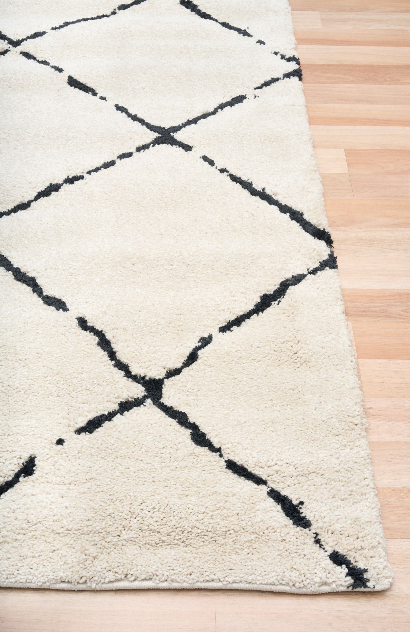 Luana Diamond Ivory Charcoal is a machine made polypropylene rug.  It features a shaggy pile with a moroccan boho inspired design. Colours Ivory with a charcoal diamond pattern. Sizes 160 X 230, 200 X 290, 240 X 320 and 300 X 390. Corner.