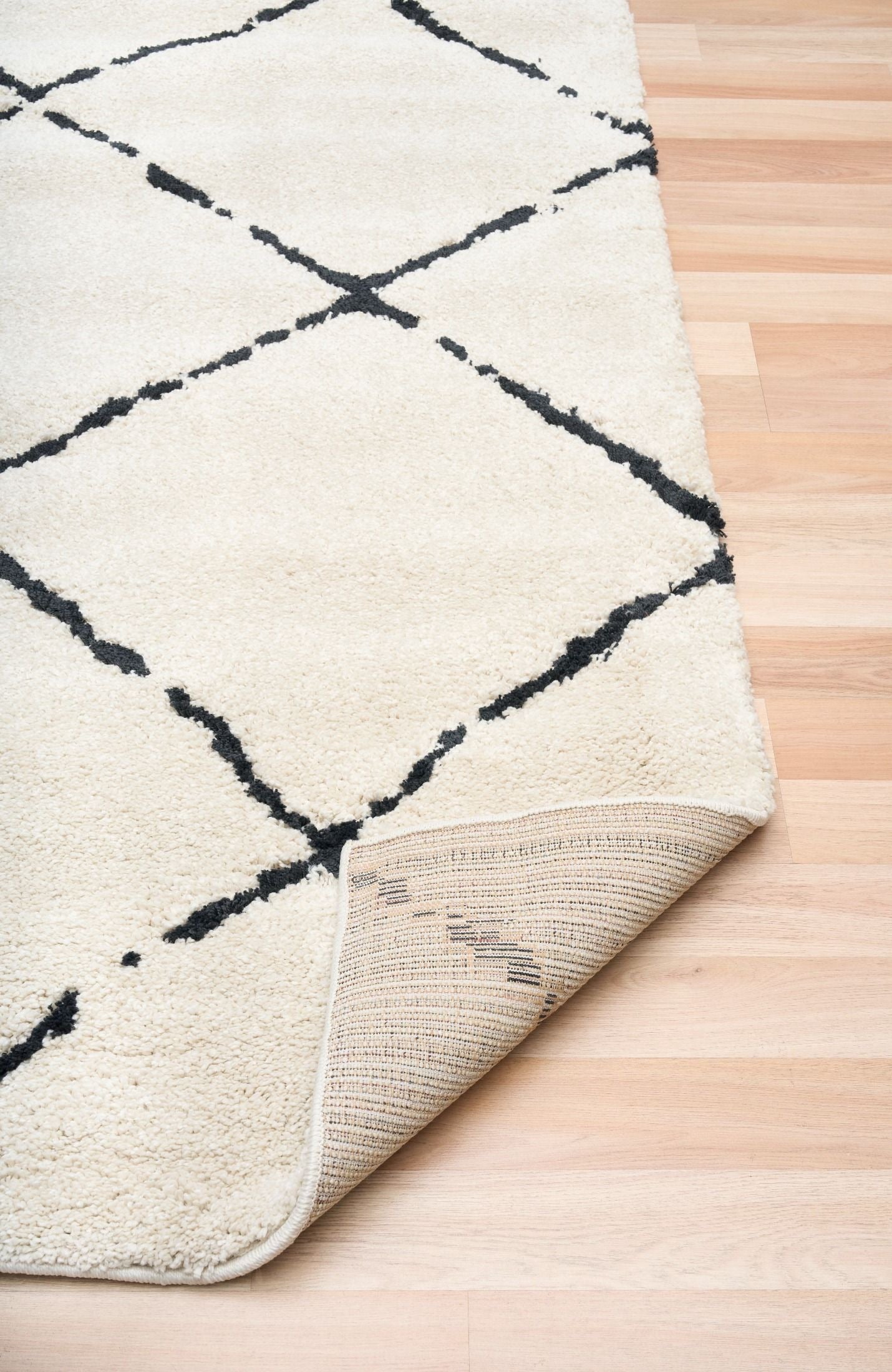 Luana Diamond Ivory Charcoal is a machine made polypropylene rug.  It features a shaggy pile with a moroccan boho inspired design. Colours Ivory with a charcoal diamond pattern. Sizes 160 X 230, 200 X 290, 240 X 320 and 300 X 390. Fold.