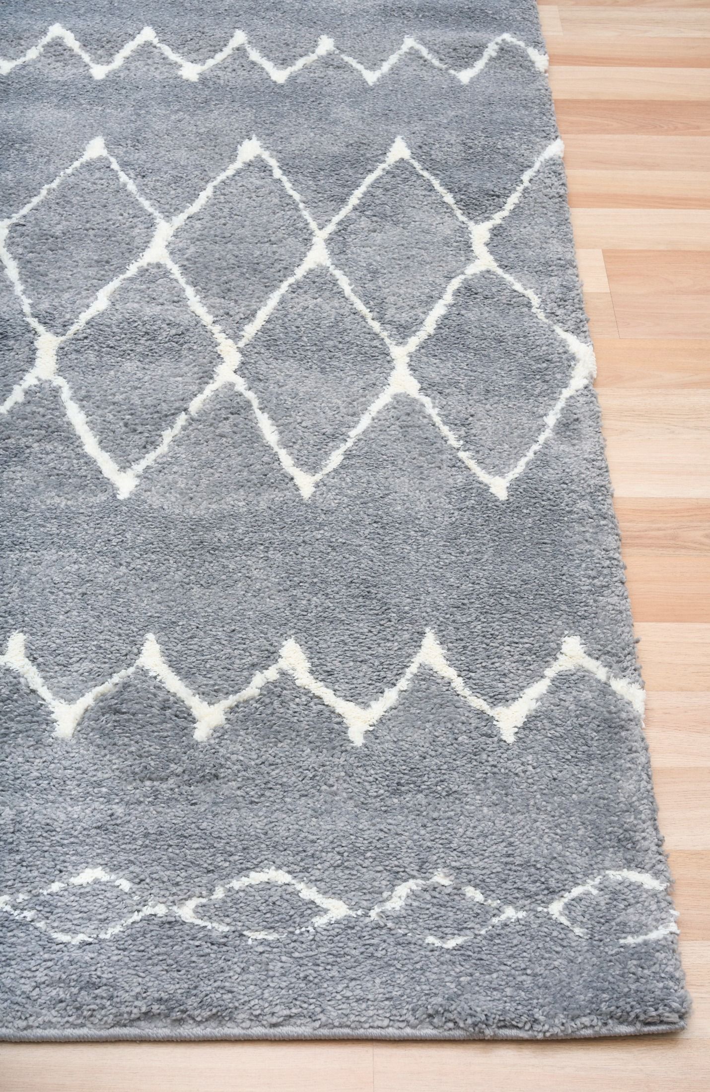 Luana Grey Ivory 1215 is a machine made polypropylene rug.  It features a shaggy pile with a moroccan boho inspired design. Colours Grey with Ivory White patterns. Sizes 160 X 230, 200 X 290, 240 X 320 and 300 X 390. Corner.