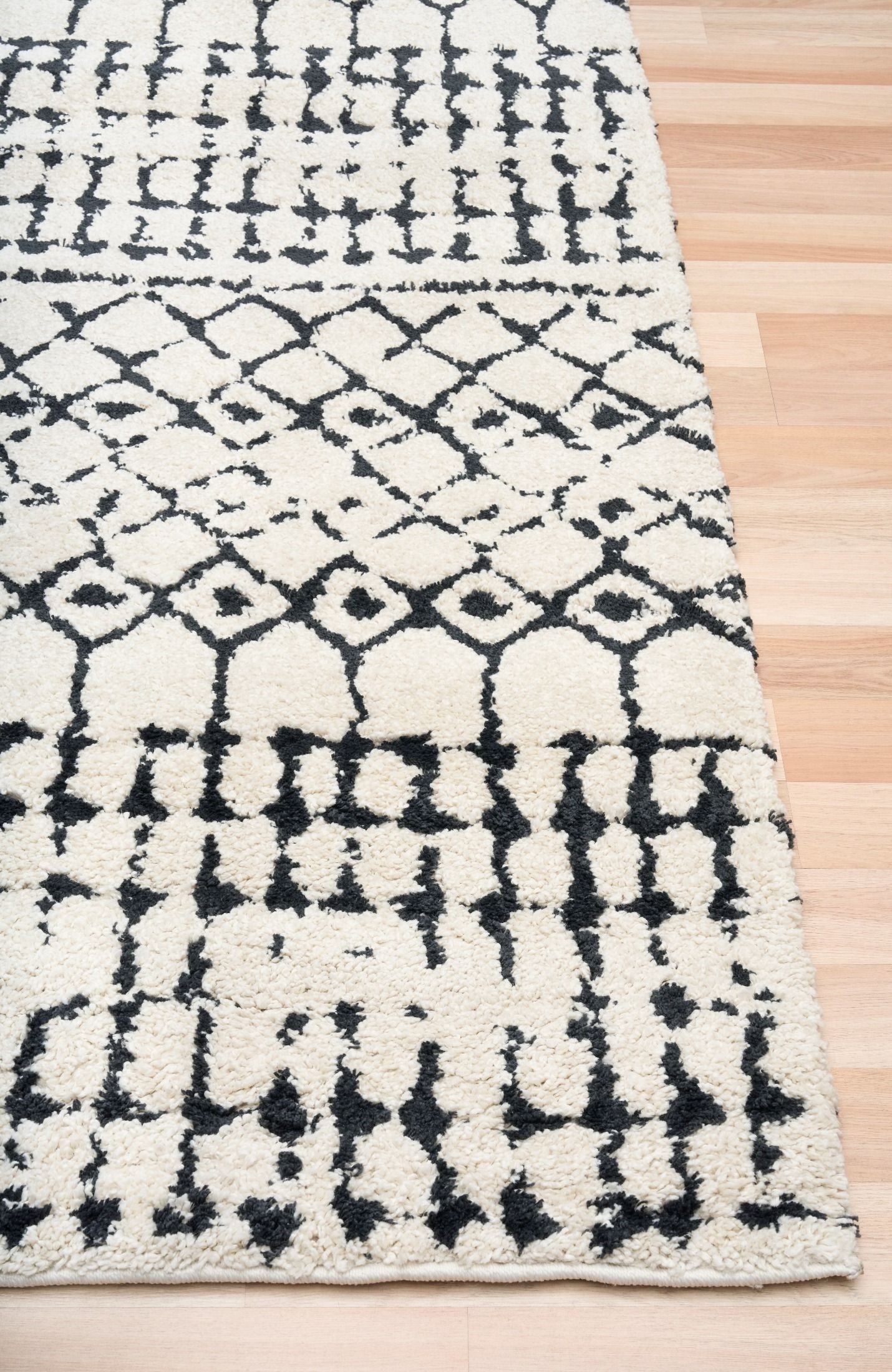 Luana Ivory Charcoal 71 is a machine made polypropylene rug.  It features a shaggy pile with a moroccan boho inspired design. Colours Ivory with a charcoal tribal pattern. Sizes 160 X 230, 200 X 290, 240 X 320 and 300 X 390. Corner.