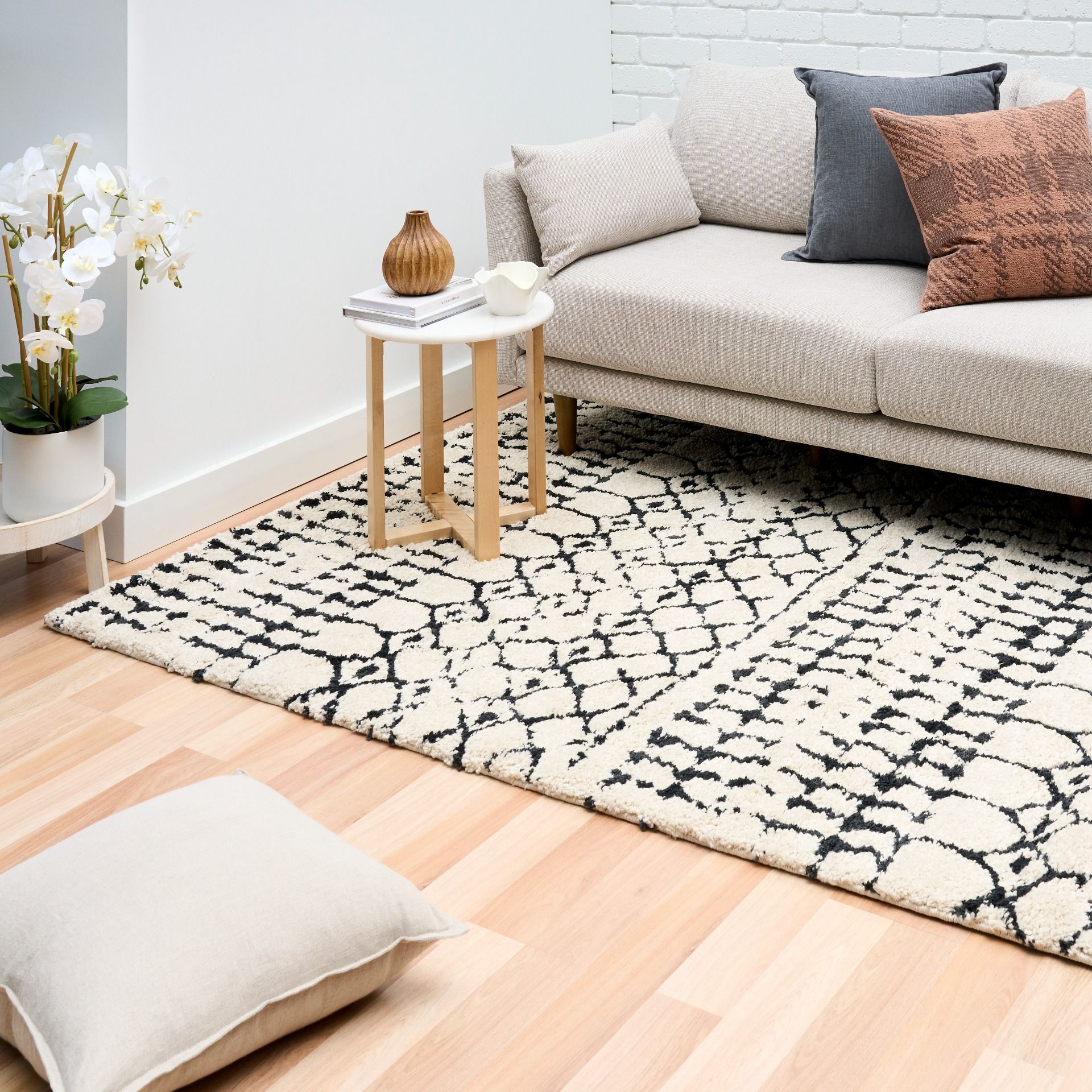 Luana Ivory Charcoal 71 is a machine made polypropylene rug.  It features a shaggy pile with a moroccan boho inspired design. Colours Ivory with a charcoal tribal pattern. Sizes 160 X 230, 200 X 290, 240 X 320 and 300 X 390. Styled.