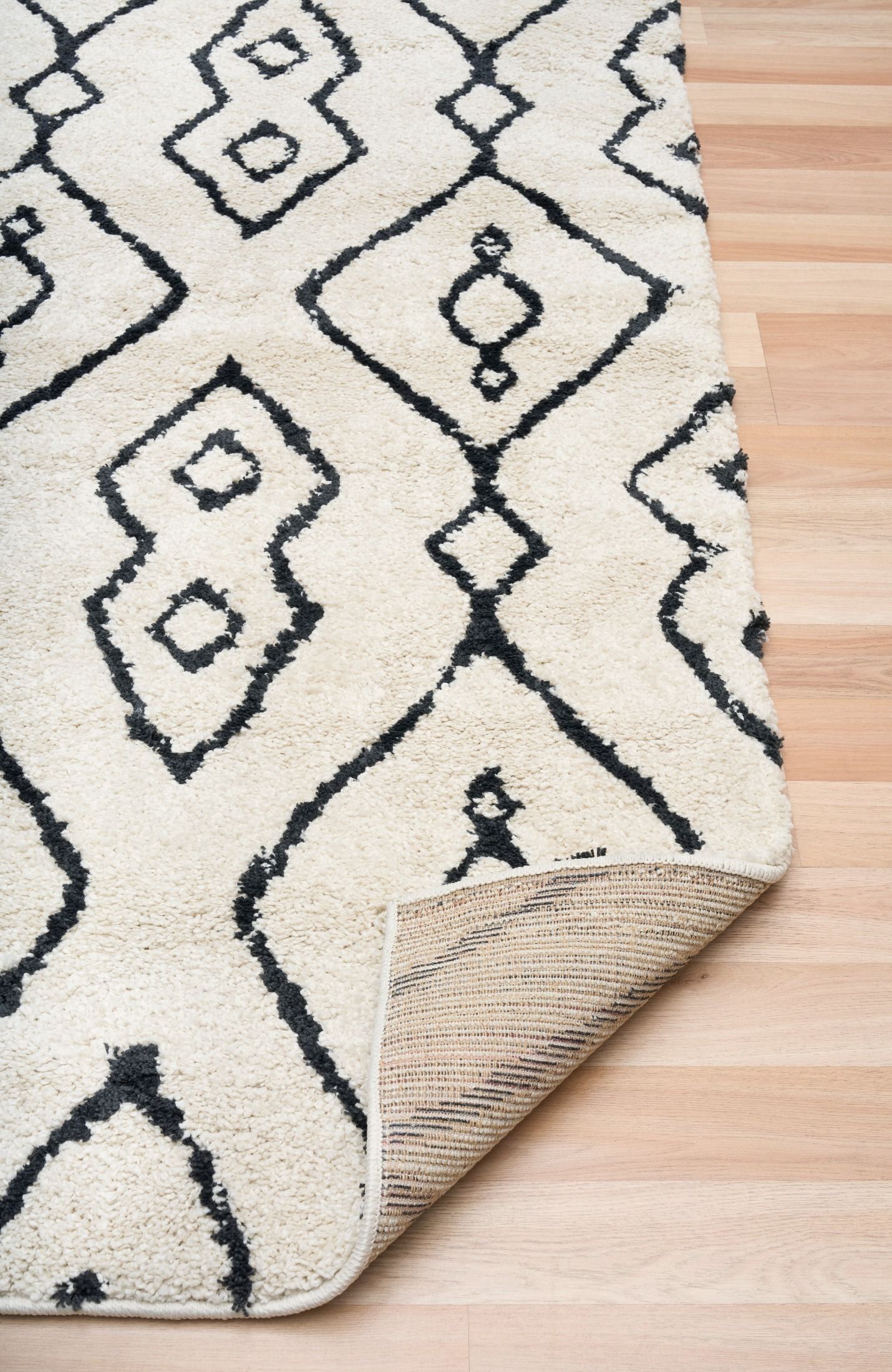 Luana Ivory Charcoal 8020 is a machine made polypropylene rug.  It features a shaggy pile with a moroccan boho inspired design. Colours Ivory with a charcoal moroccan inspired diamond pattern. Sizes 160 X 230, 200 X 290, 240 X 320 and 300 X 390. Fold.