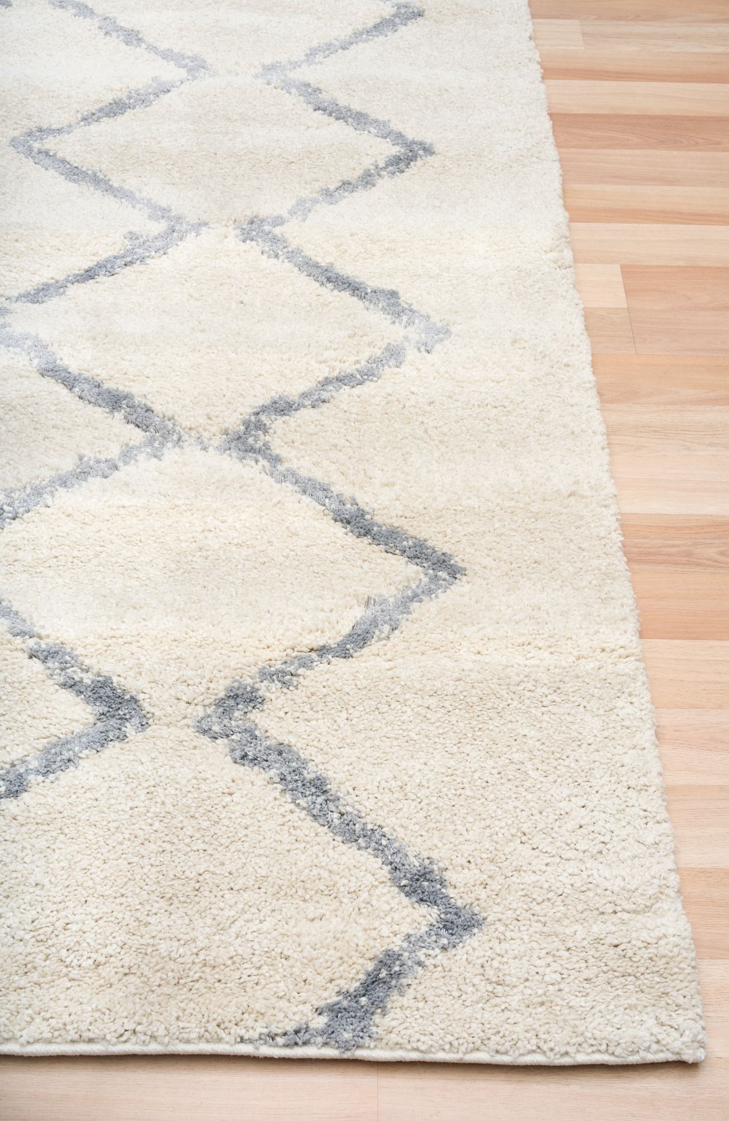 Luana Ivory Grey 701 is a machine made polypropylene rug.  It features a shaggy pile with a moroccan boho inspired design. Colours Ivory with a grey diamond pattern. Sizes 160 X 230, 200 X 290, 240 X 320 and 300 X 390. Corner.