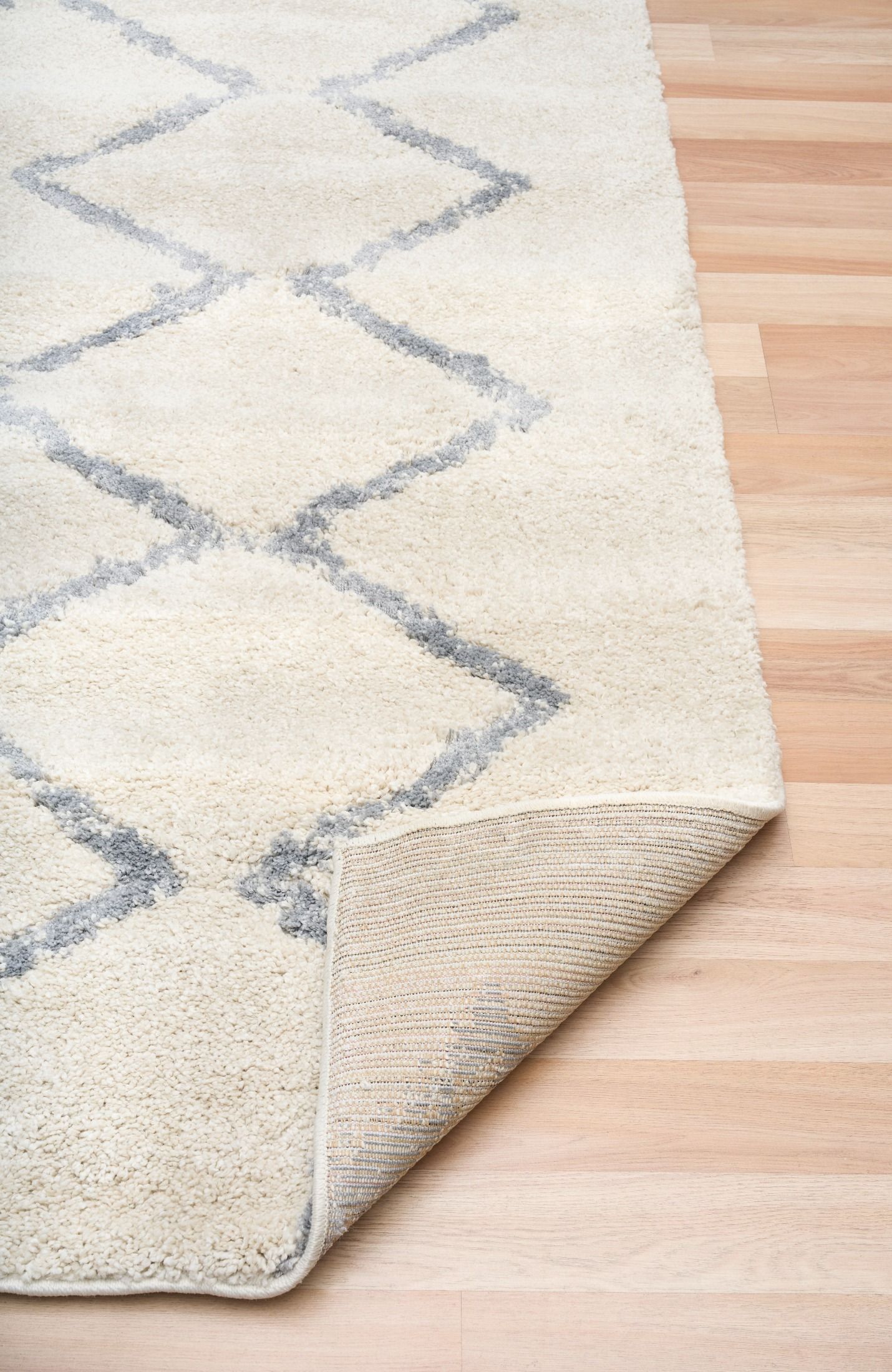 Luana Ivory Grey 701 is a machine made polypropylene rug.  It features a shaggy pile with a moroccan boho inspired design. Colours Ivory with a grey diamond pattern. Sizes 160 X 230, 200 X 290, 240 X 320 and 300 X 390. Fold.