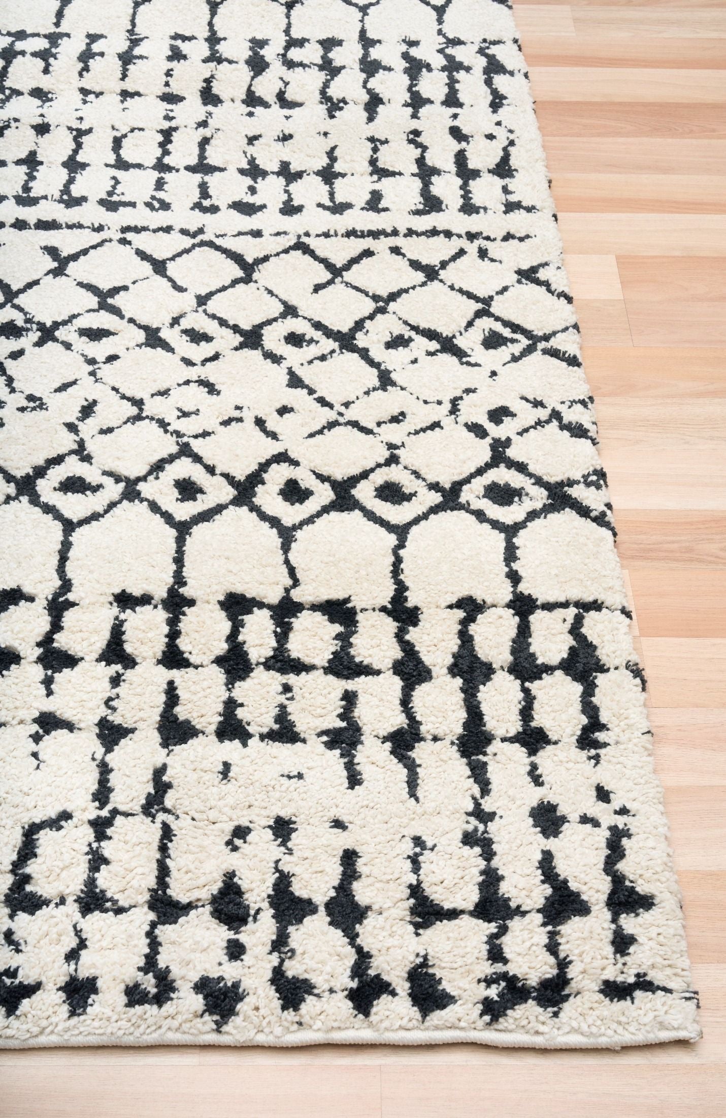 Luana Lattice Ivory Charcoal is a machine made polypropylene rug.  It features a shaggy pile with a moroccan boho inspired design. Colours Ivory with a charcoal tribal pattern. Sizes 160 X 230, 200 X 290, 240 X 320. Corner.
