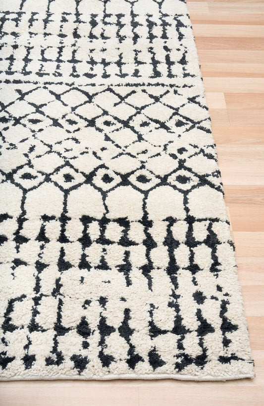 Luana Lattice Ivory Charcoal is a machine made polypropylene rug.  It features a shaggy pile with a moroccan boho inspired design. Colours Ivory with a charcoal tribal pattern. Sizes 160 X 230, 200 X 290, 240 X 320. Corner.