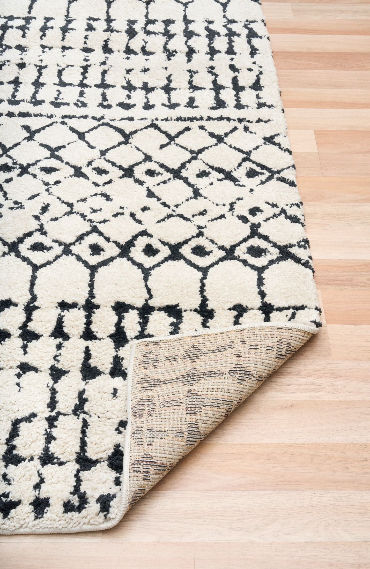 Luana Lattice Ivory Charcoal is a machine made polypropylene rug.  It features a shaggy pile with a moroccan boho inspired design. Colours Ivory with a charcoal tribal pattern. Sizes 160 X 230, 200 X 290, 240 X 320. Fold.