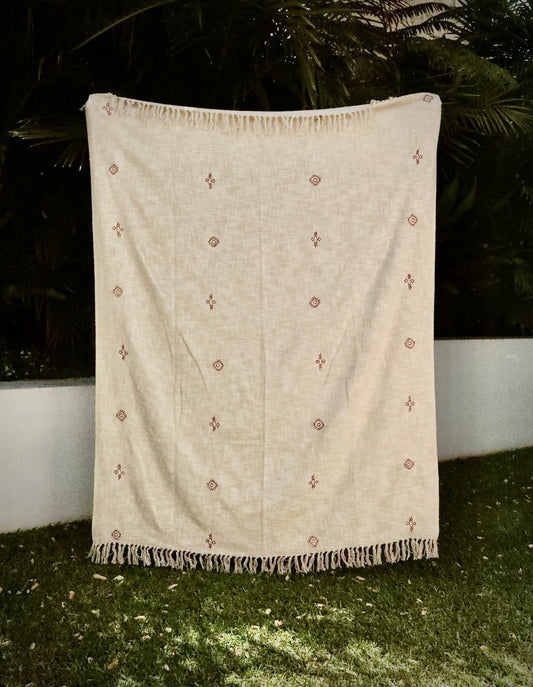 Minimal Mist, a hand loomed throw blanket made by skilled artisans in India. This neutral toned cotton slub throw showcases tasseled ends and geometric motifs, adding texture and style to any space. Colours, cream and brown motifs. Size 130 X 170. Styled.