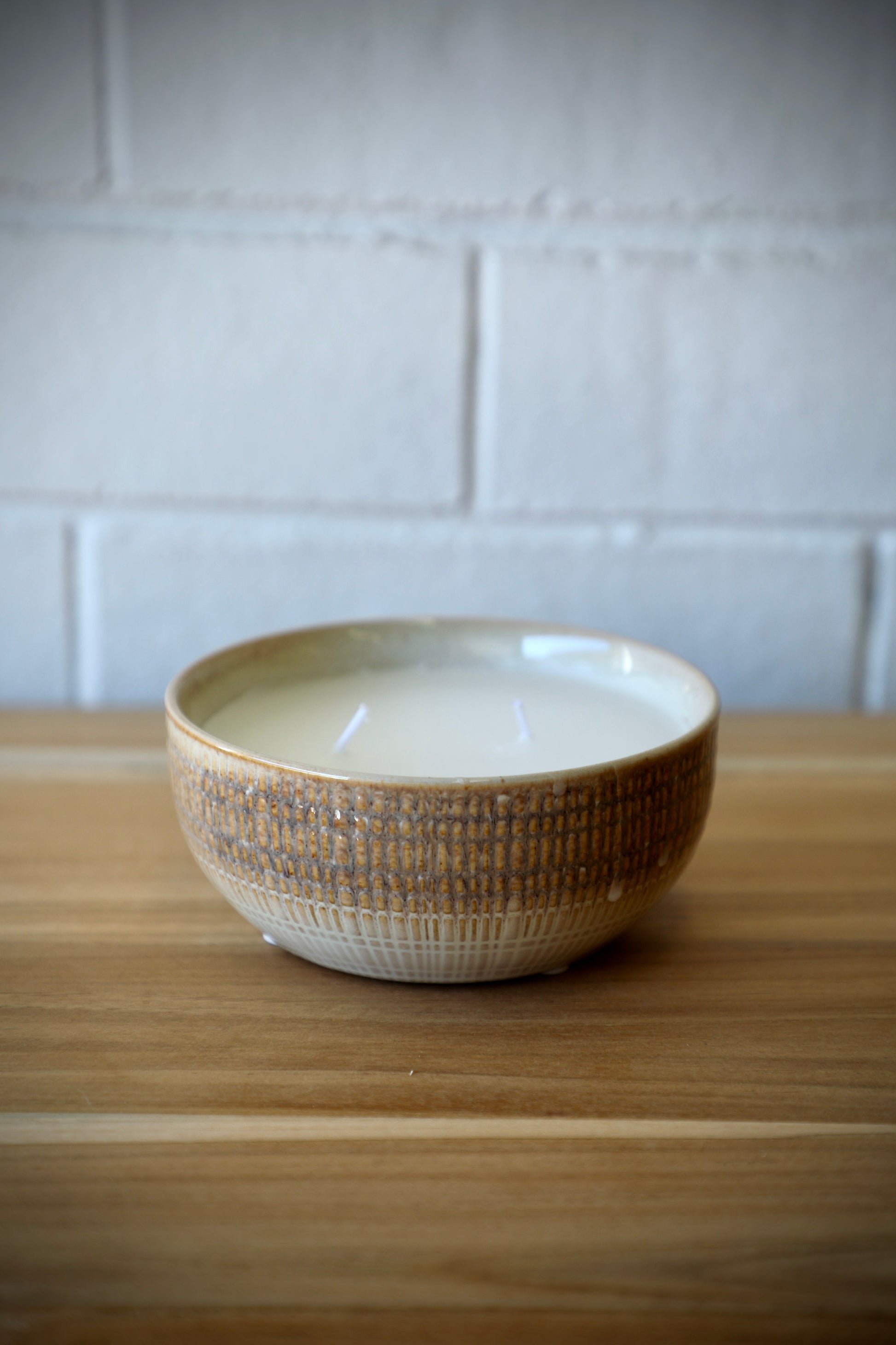 The Ondat Ceramic Candle Pot features a textured outer shell.  Its Seasalt scent provides a soothing sense to any room.  Colours, beige, cream and browns. Measures 13.5 Diameter X 5.5 Height. Side Styled