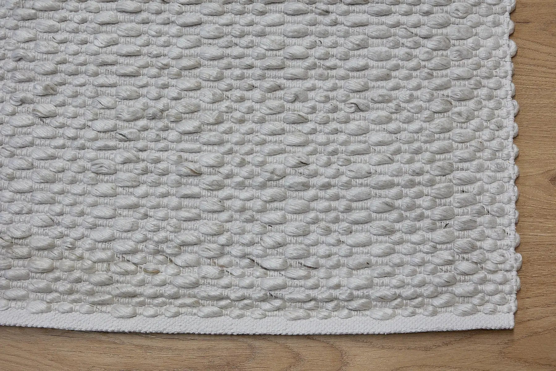 Oxford Ice is a hand-braided rug with a contemporary design. Crafted with wool and polyester for a textured feel, the rug has a pile height of 7-9mm. Colour White with slight brownish accents. Sizes 160 X 230, 200 X 290, 240 X 340 and 300 X 400. Corner.
