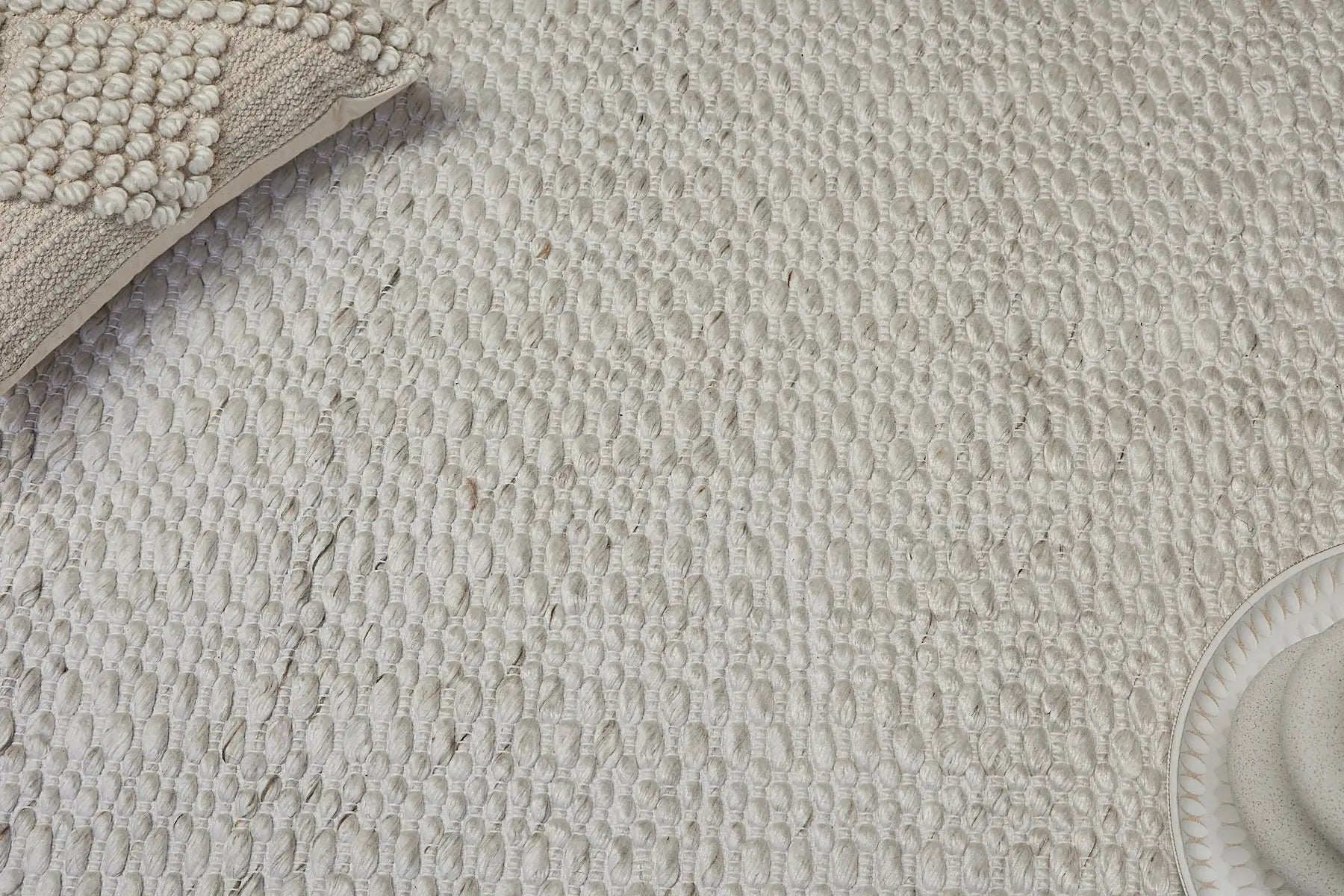 Oxford Ice is a hand-braided rug with a contemporary design. Crafted with wool and polyester for a textured feel, the rug has a pile height of 7-9mm. Colour White with slight brownish accents. Sizes 160 X 230, 200 X 290, 240 X 340 and 300 X 400. Life.