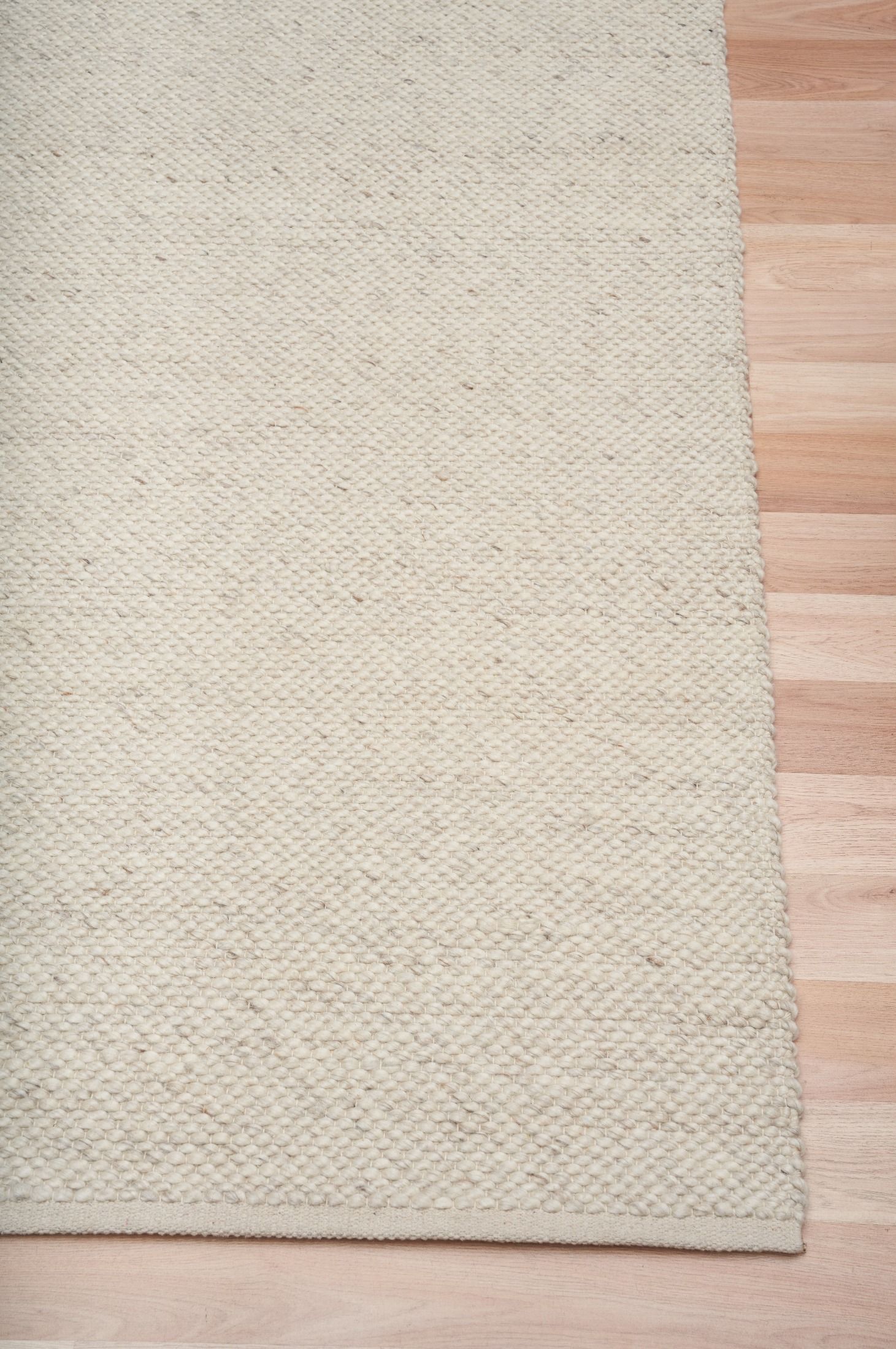 Park Lane Pearl is a contemporary hand woven flatweave rug. Made from 80%  New Zealand Wool and 20% polyester for a soft and slightly textured feel. Colour Pearl. Sizes 155 X 225, 200 X 290, 240 X 320 and 300 X 400. Corner.