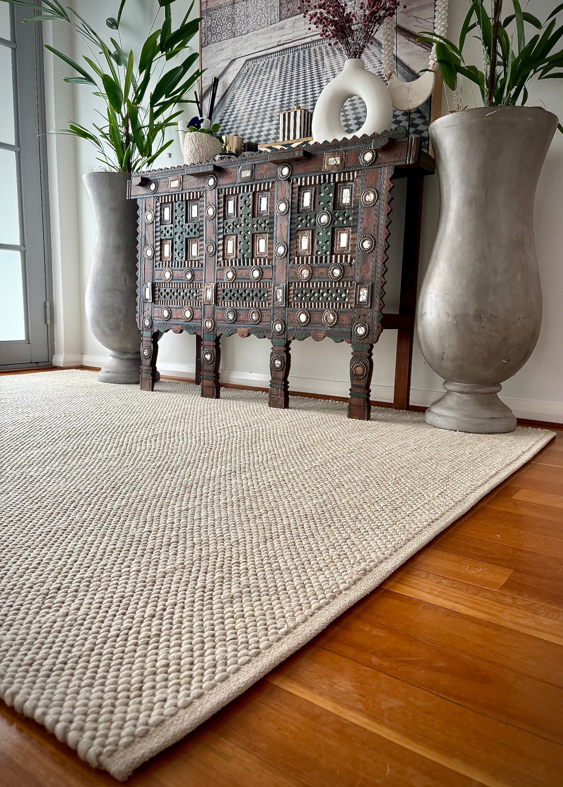 Park Lane Pearl is a contemporary hand woven flatweave rug. Made from 80%  New Zealand Wool and 20% polyester for a soft and slightly textured feel. Colour Pearl. Sizes 155 X 225, 200 X 290, 240 X 320 and 300 X 400. Styled.