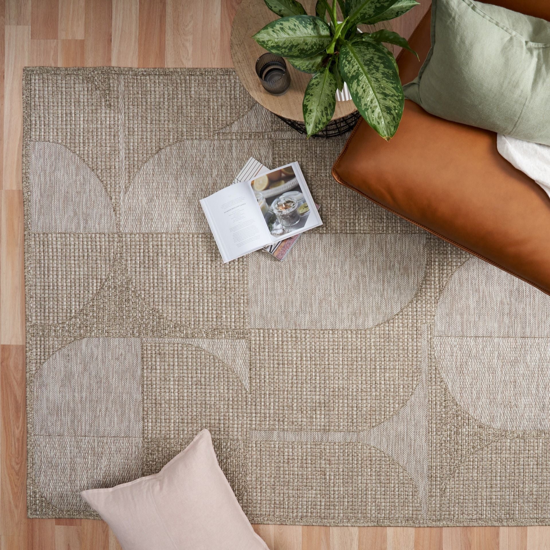 The Patio Ovals Straw indoor/outdoor rug featuring neutral tones and a modern designed pattern, power-loomed from UV-stabilised polypropylene for lasting durability. Colours, Linen, Beiges and hints of light grey. 3 sizes. Life.