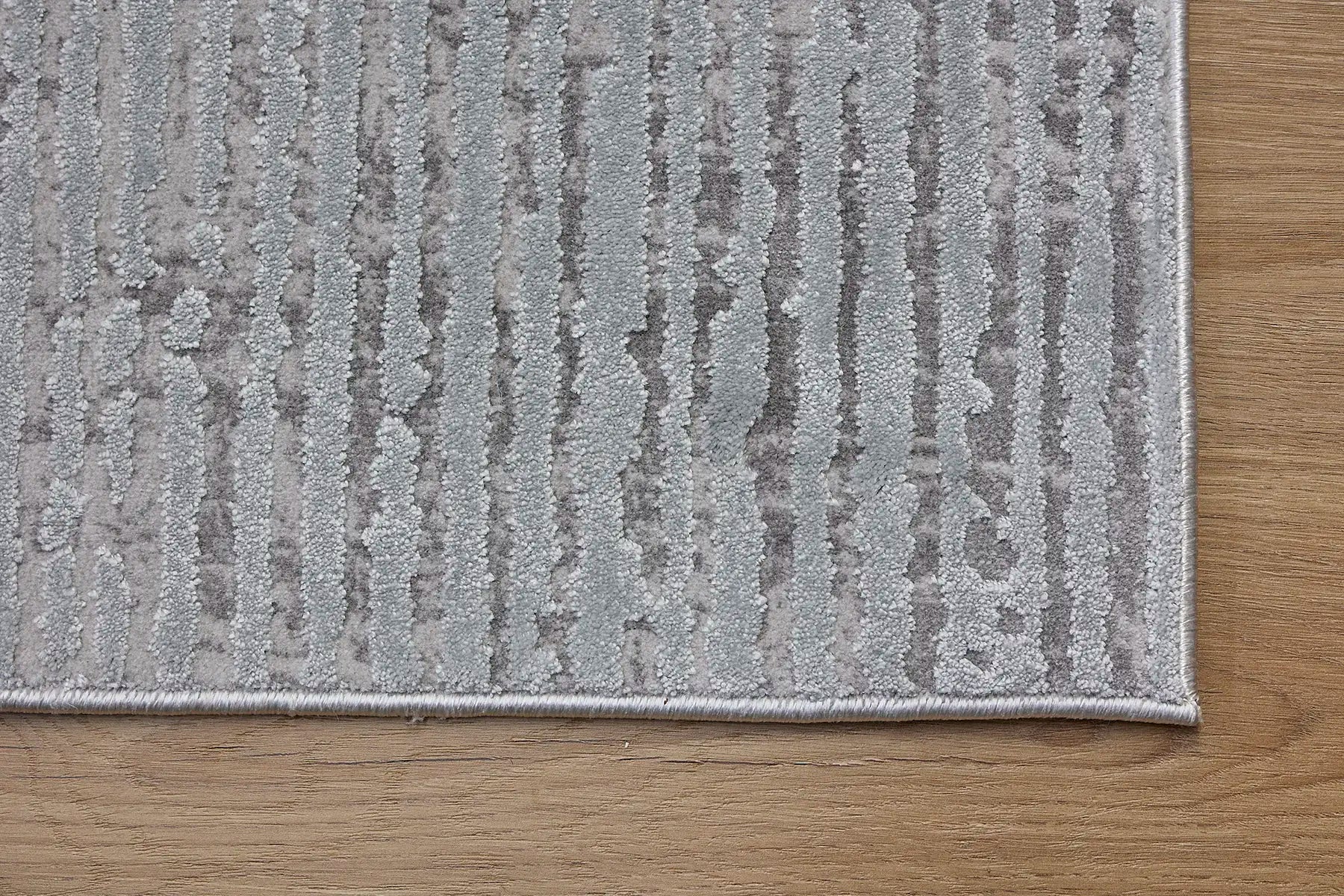 Raj Cloud is a machine made rug. Its design boasts a modern/contemporary feel. Crafted from Viscose and Polyester, with a low-profile 7-9mm pile height. Colours Light Grey,White and Grey tones. Sizes 160 X 230, 200 X 290, 240 X 340 and 300 X 400. Corner.